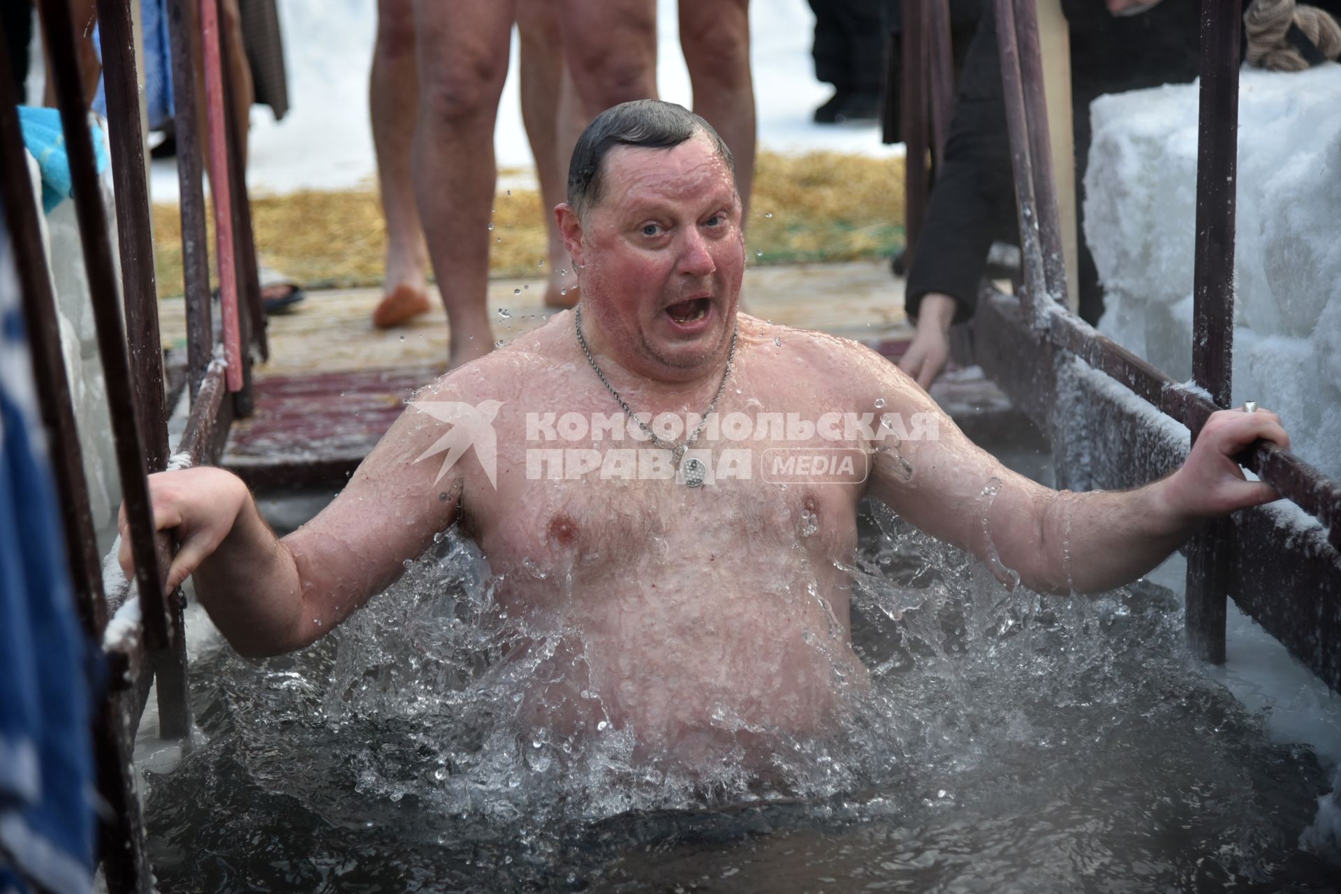 Новосибирск. Верующий во время крещенского купания.
