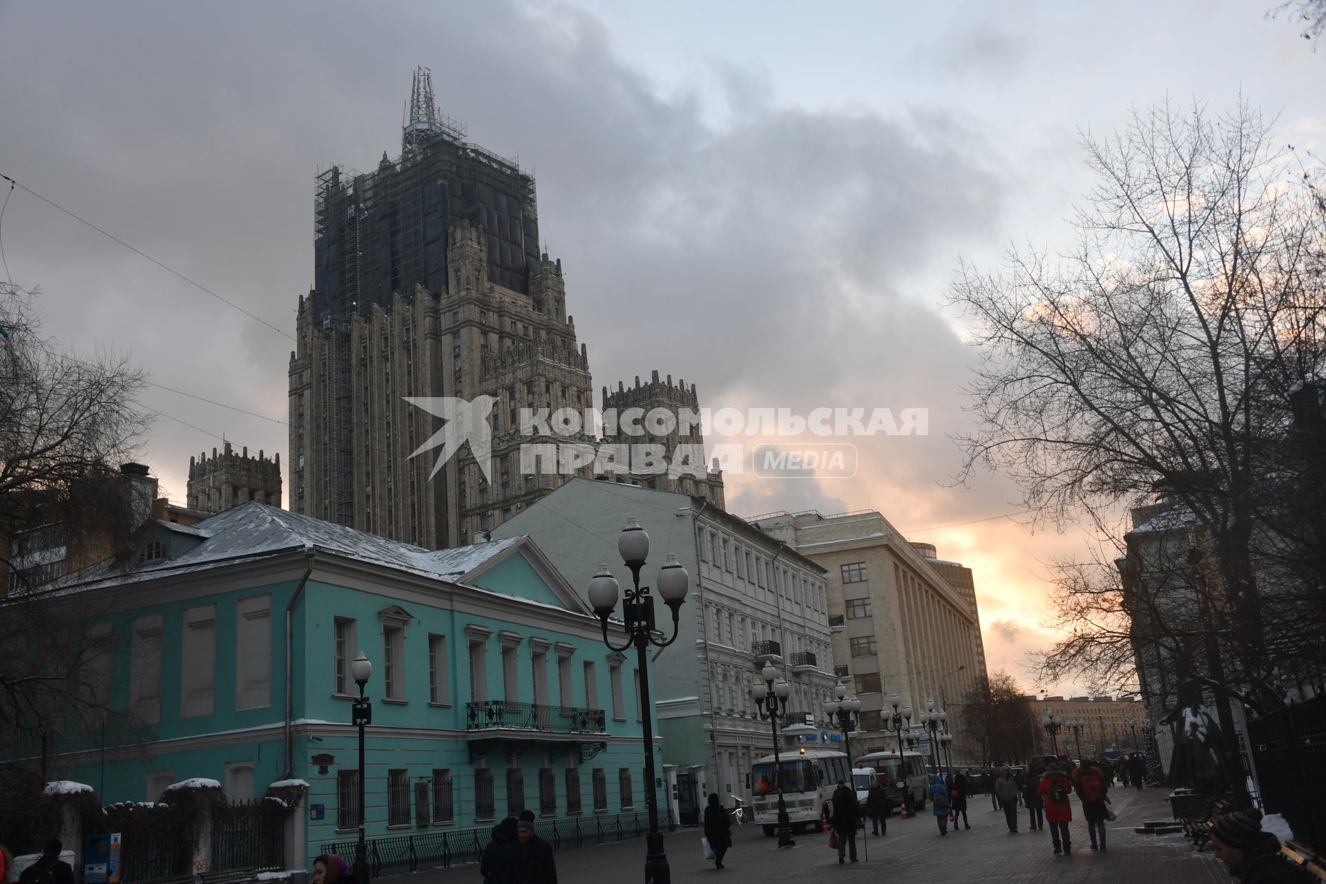 Москва. Разборка шпиля на здании МИДа РФ на Смоленской-Сенной площади.