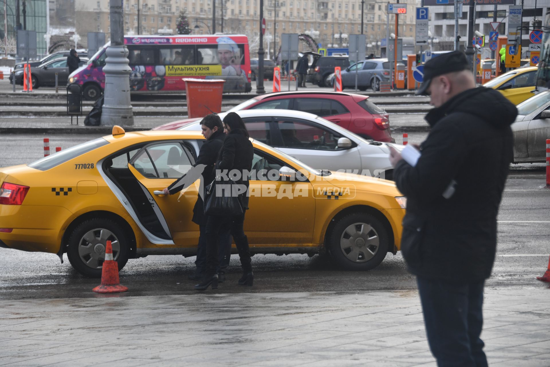 Москва. Пассажиры садятся в такси.