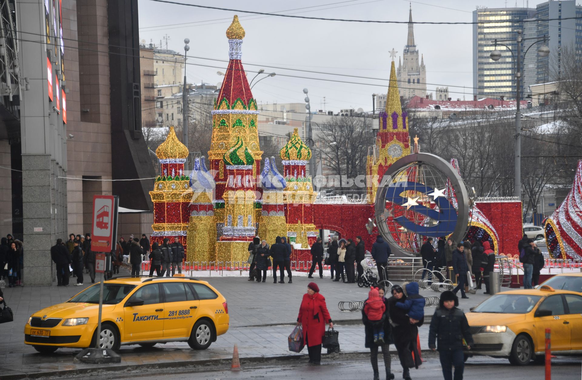 Москва. Новогодняя инсталяция у Киевского вокзала.