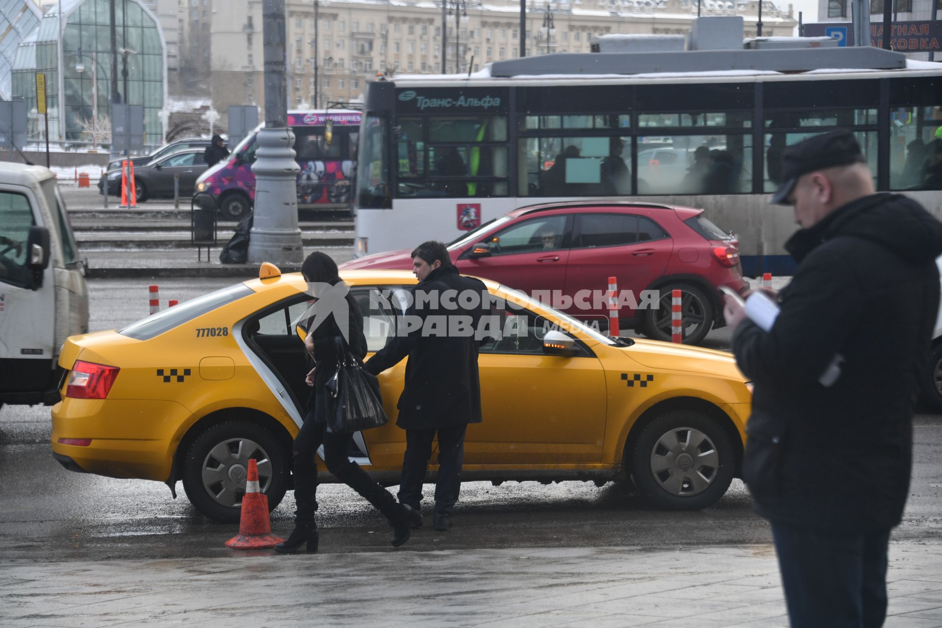 Москва. Пассажиры садятся в такси.