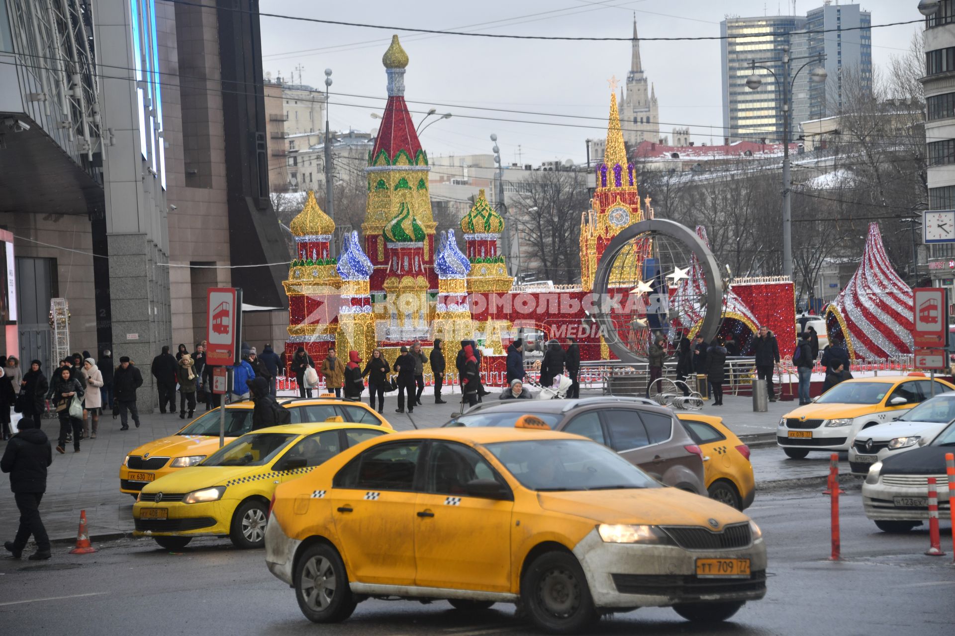 Москва. Новогодняя инсталяция у Киевского вокзала.