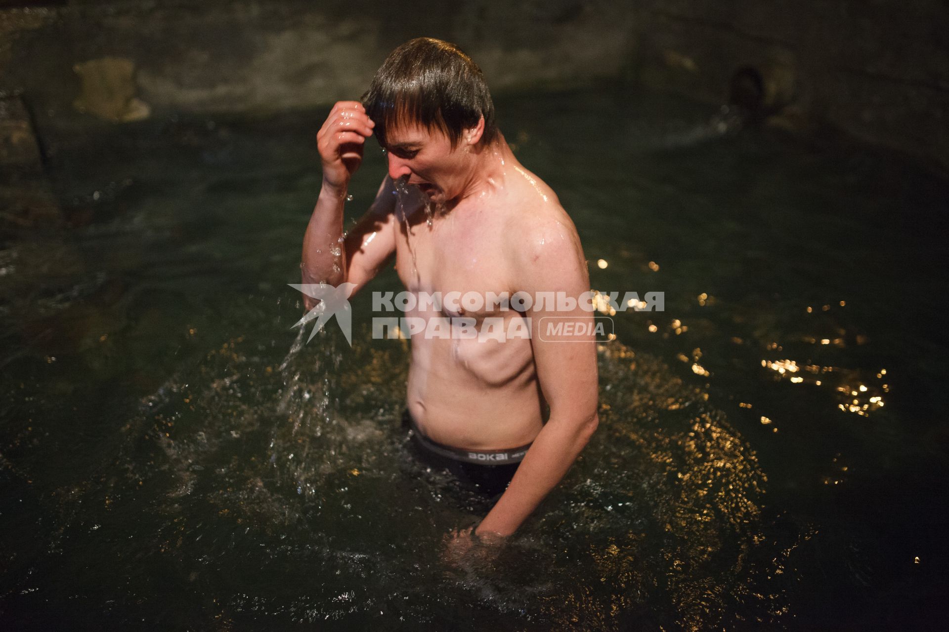 Ставрополь. Верующий во время крещенского купания.