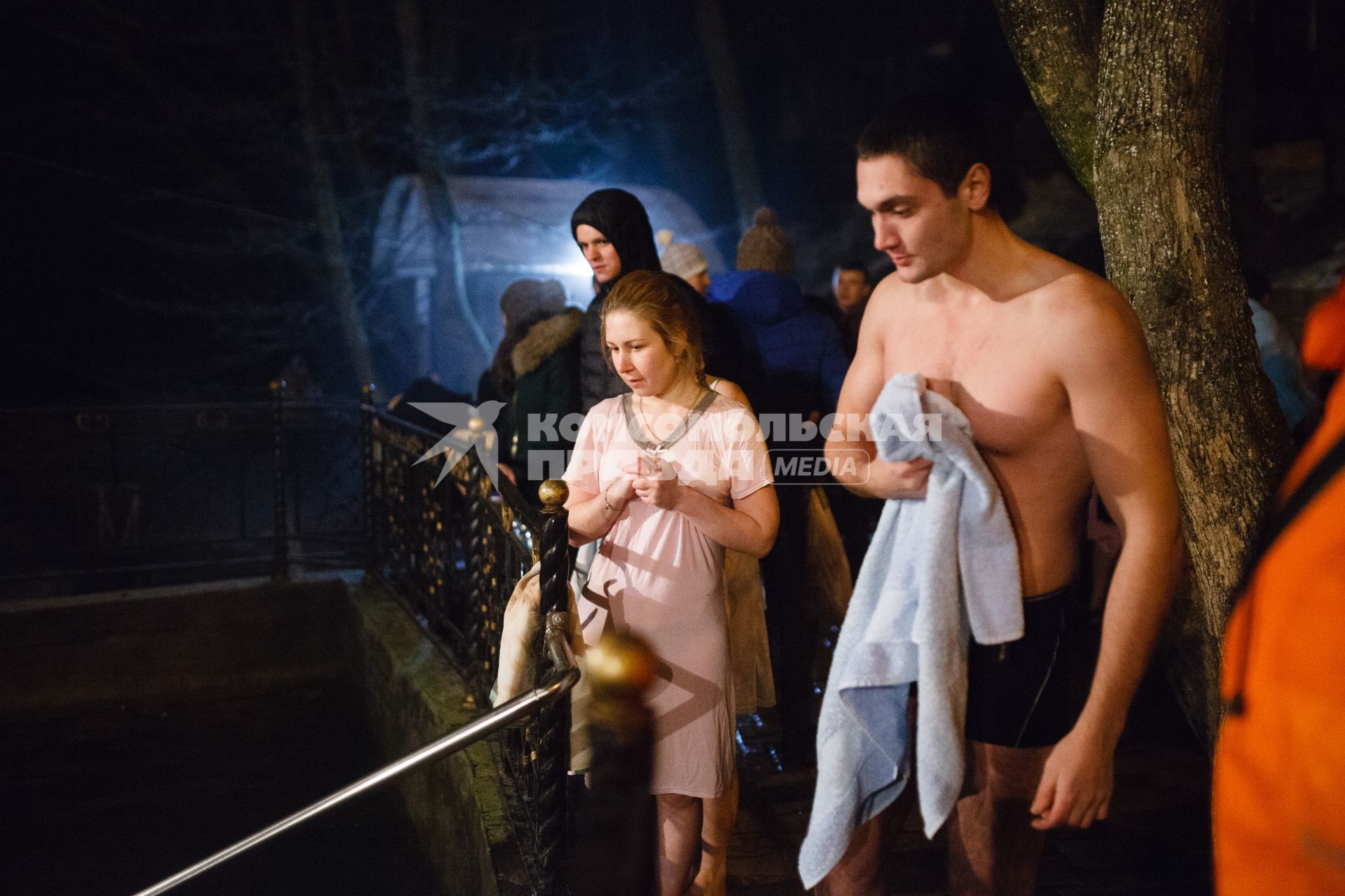 Ставрополь.  Верующие во время крещенского купания.