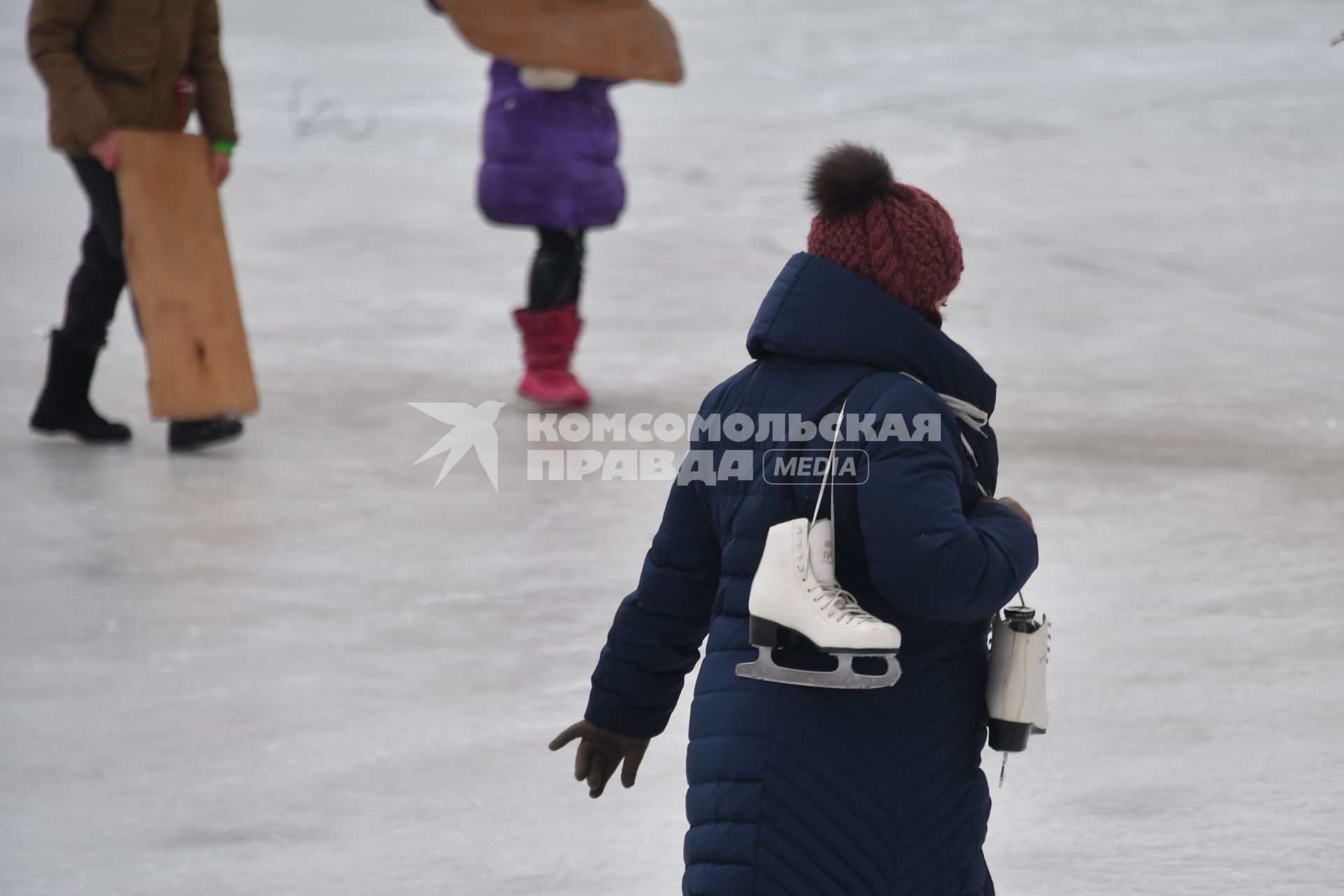 Москва.  Девочка с коньками .