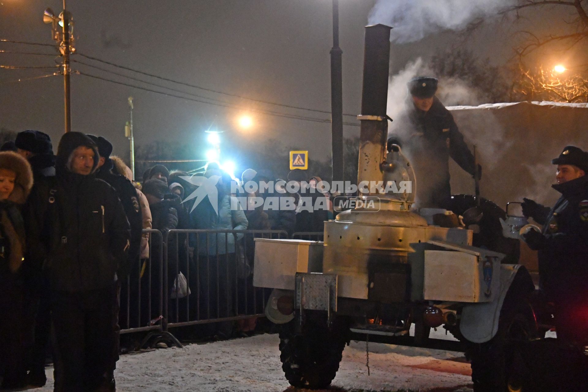 Москва. Раздача горячего чая во время купания в праздник Крещения  на Останкинском пруду.