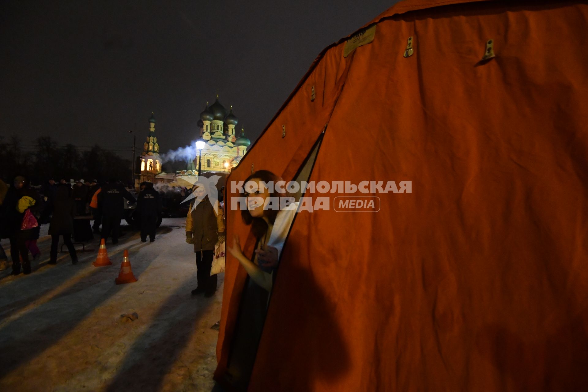 Москва.Женщина в раздевалке перед крещенским купаним на Останкинском пруду.