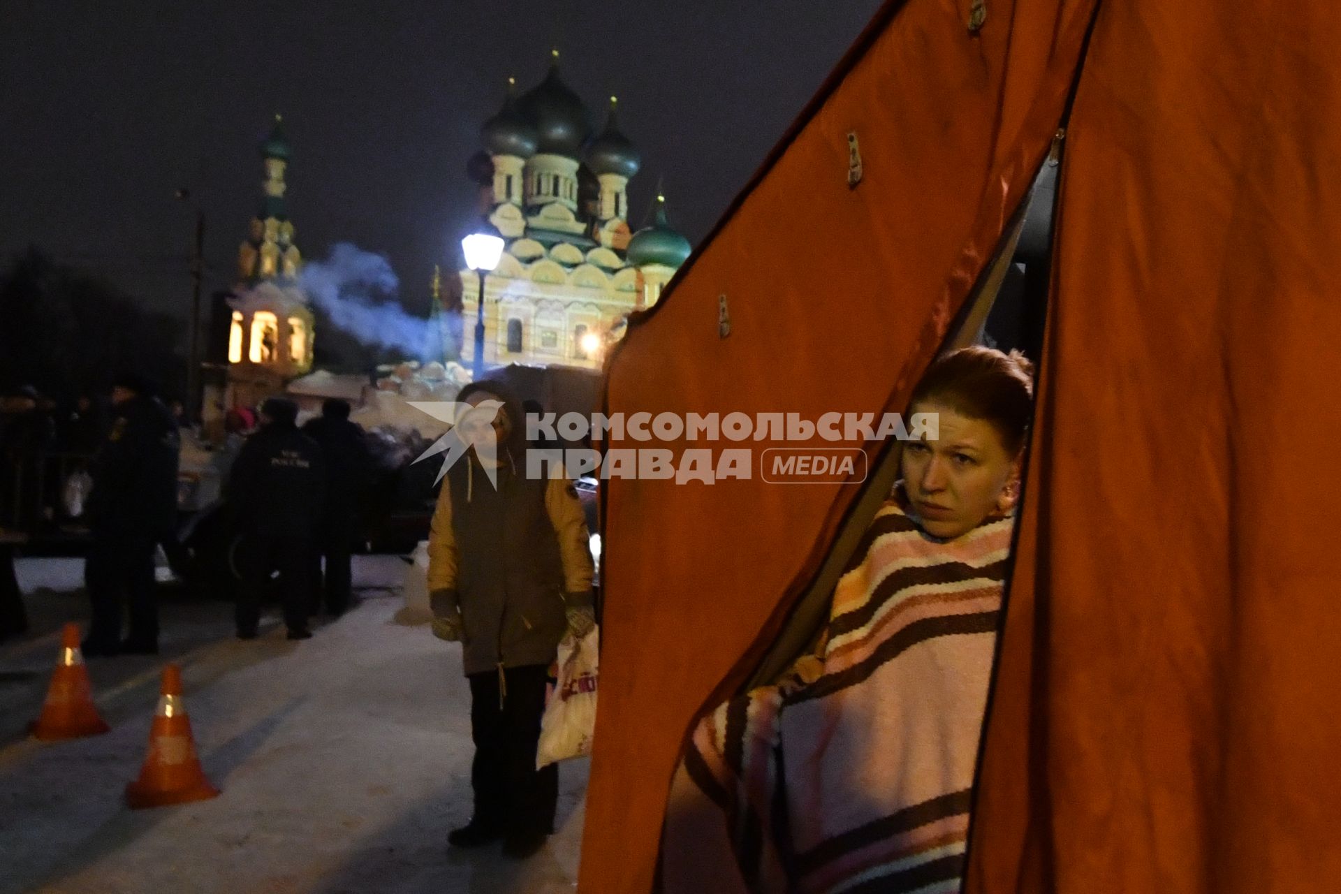 Москва.Женщина в раздевалке перед крещенским купаним на Останкинском пруду.