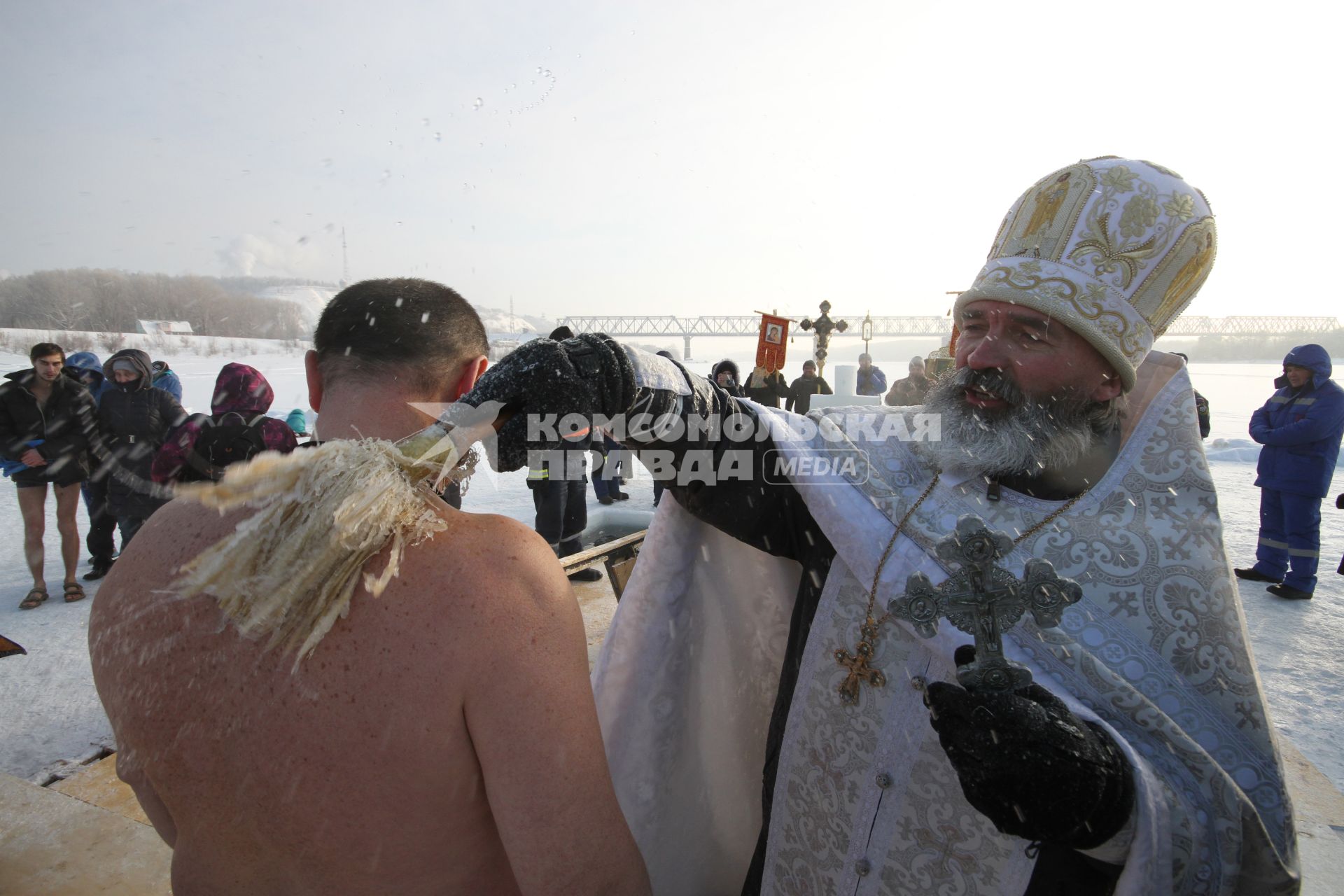 Уфа.  Священнослужитель окропляет святой водой верующего во время крещенского купания.