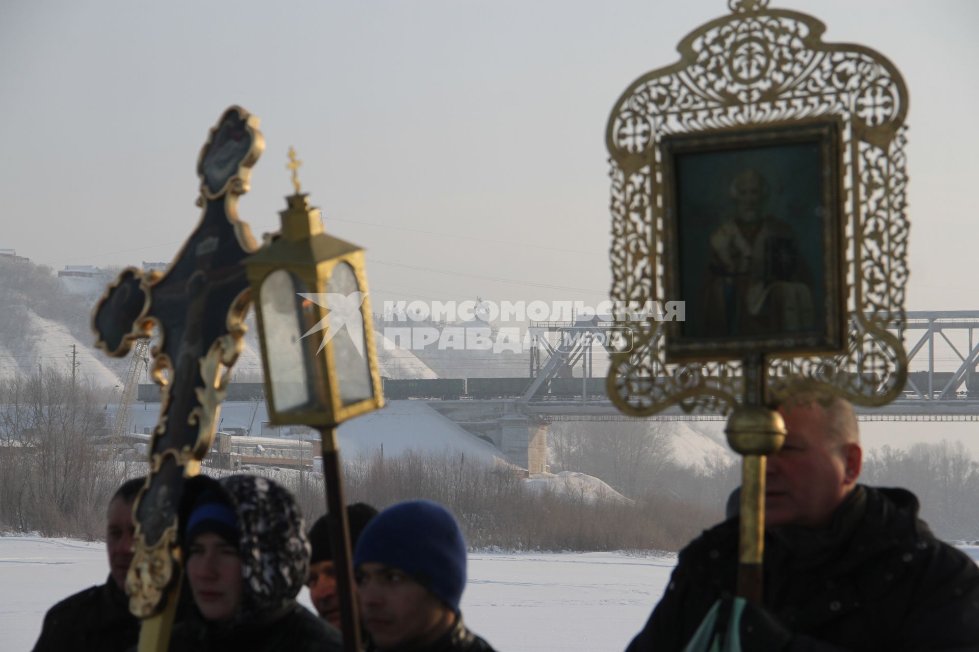 Уфа. Верующие во время крестного хода в день празднования Крещения Господня.