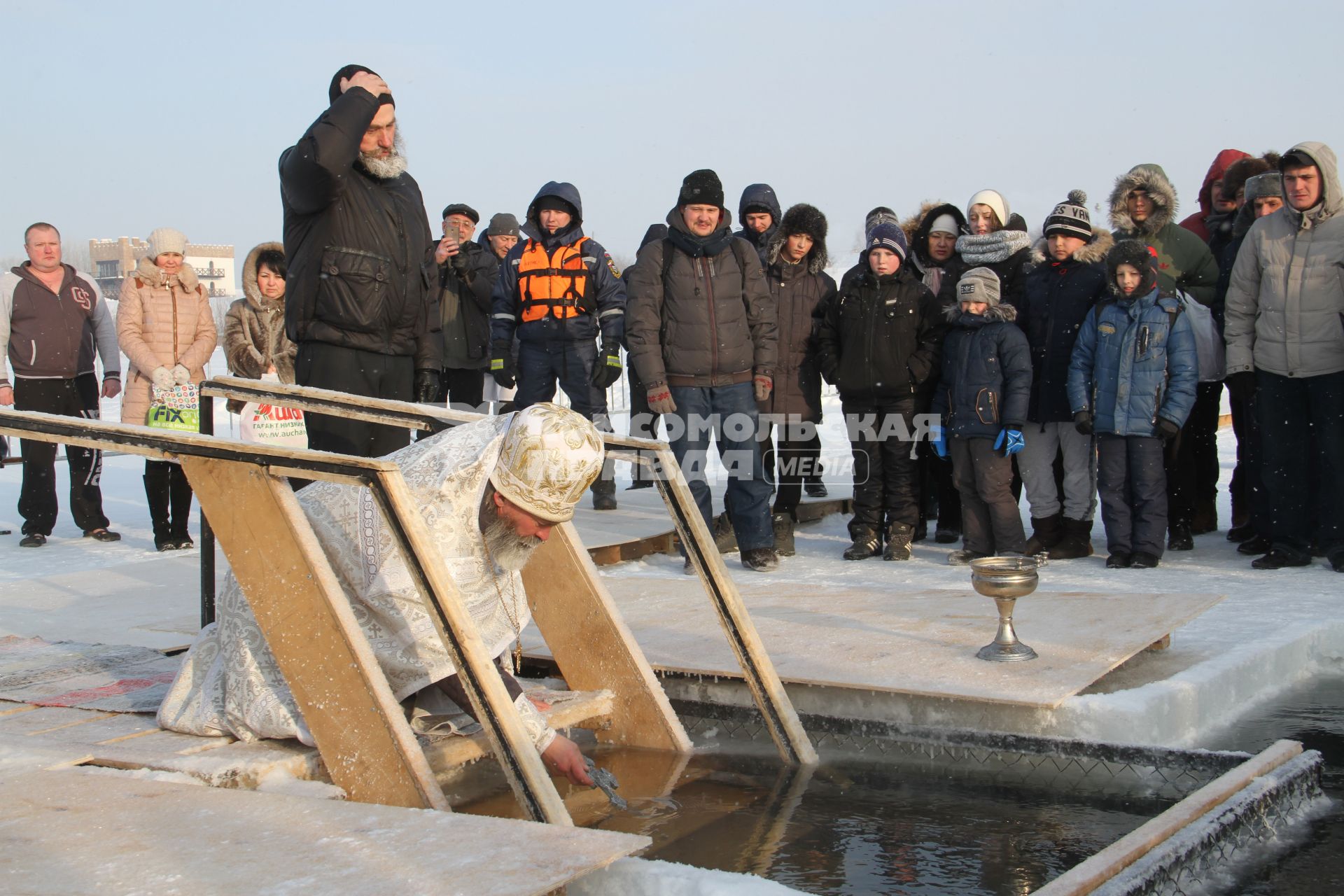 Уфа. Священнослужитель освящает воду  в купели в день празднования Крещения господня.