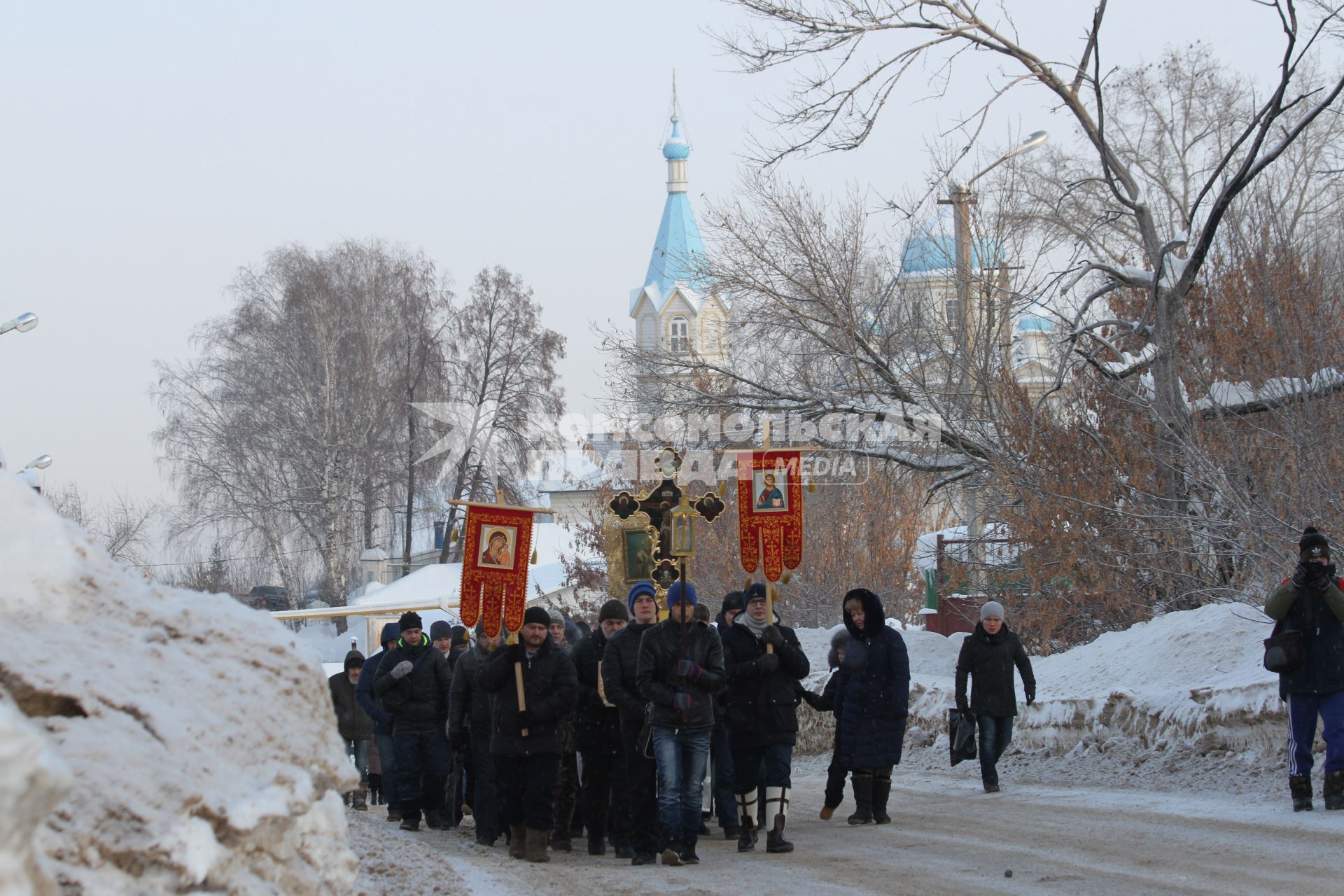 Уфа. Верующие во время крестного хода в день празднования Крещения Господня.