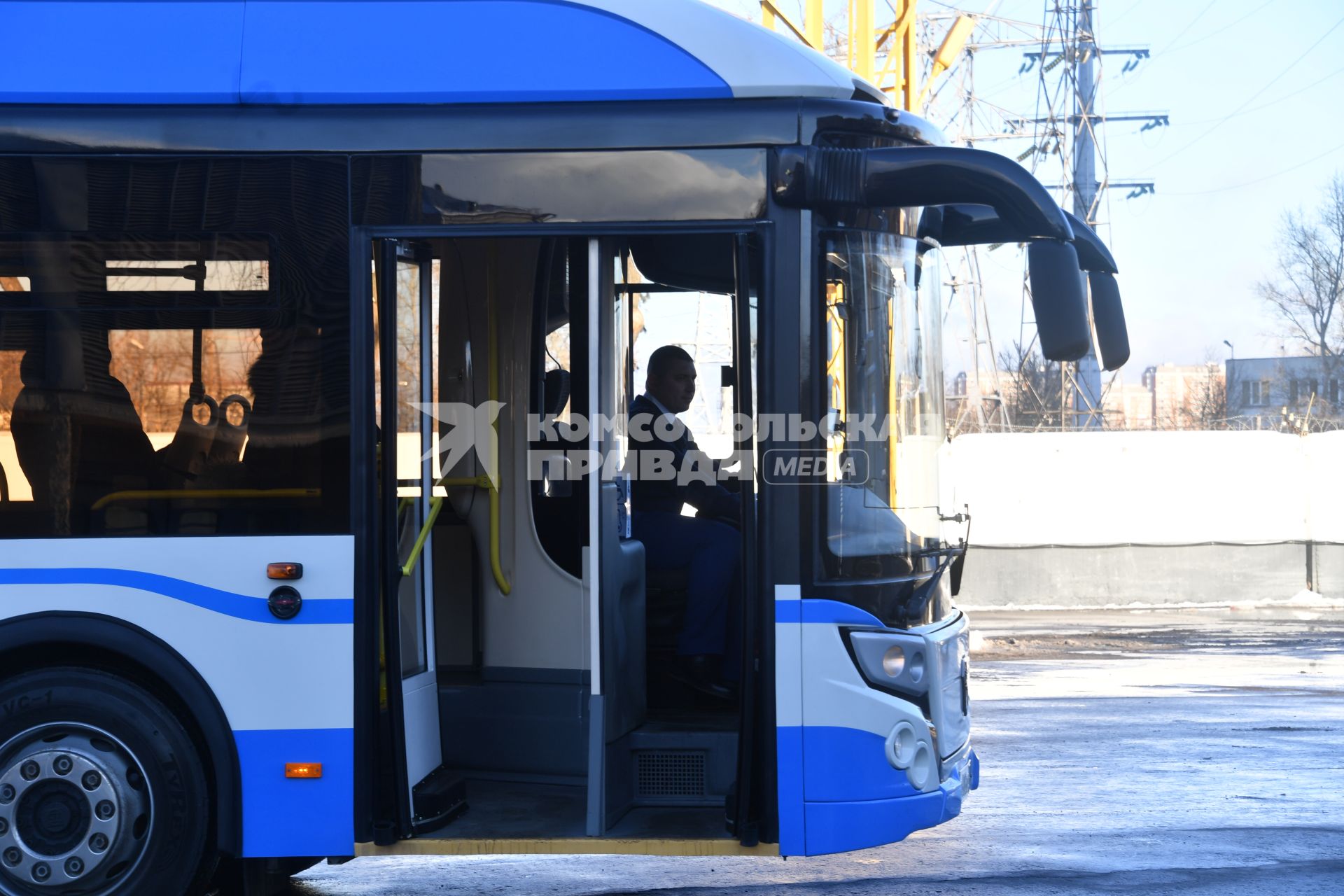 Москва.  Водитель  `Мосгортранса` Александр Мереуца в кабине электробуса ГАЗ производства Ликинского автобусного завода  во время тестовых испытаний  на улицах города.