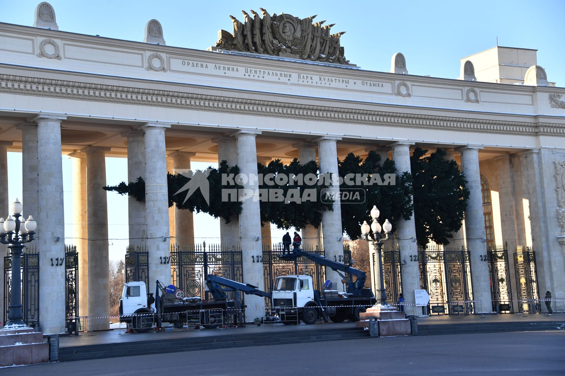 Москва. Демонтаж новогодней горизонтальной елки у главного входа Парка Горького.