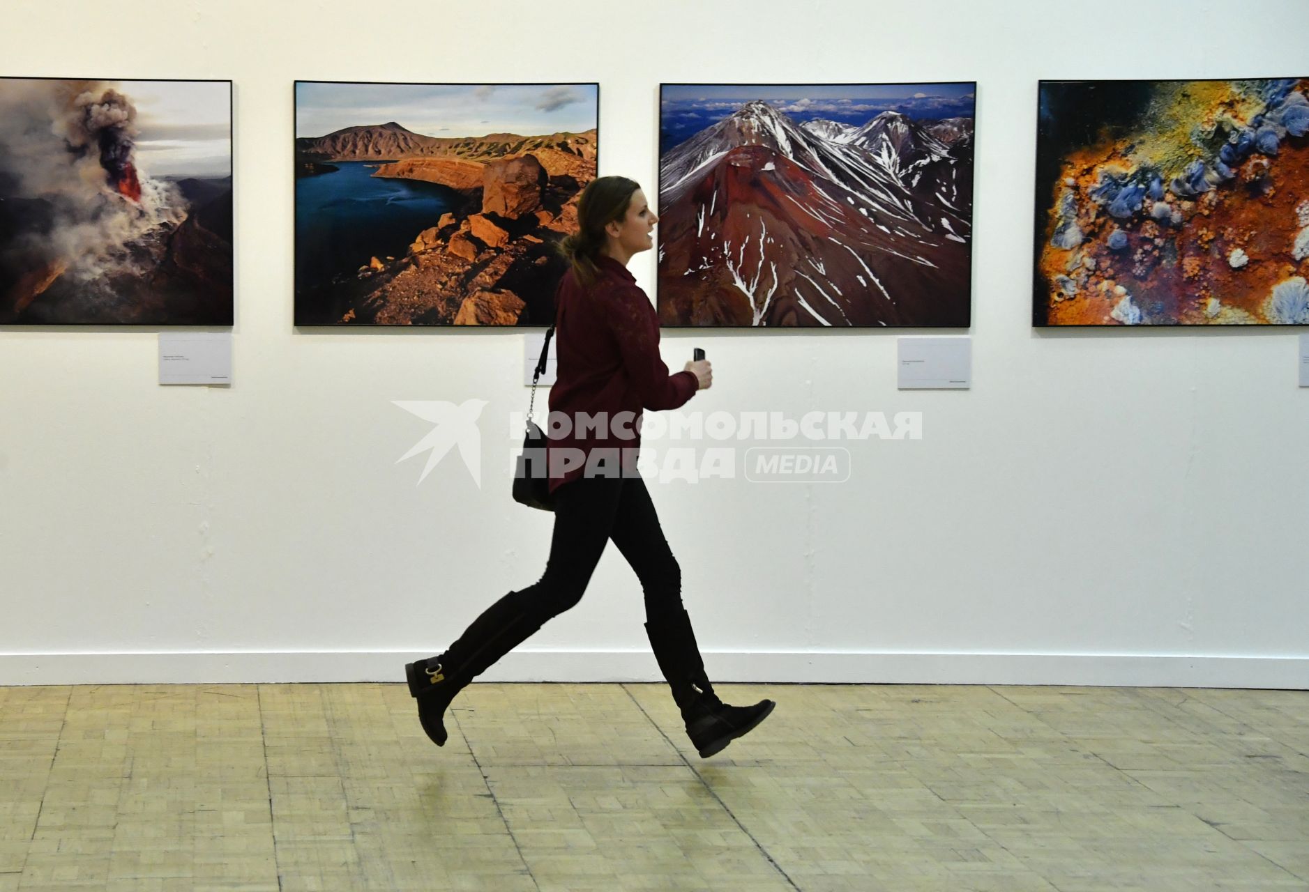 Москва. Посетительница на открытии IV Общероссийского фестиваля природы `Первозданная Россия` в Центральном Доме Художника.