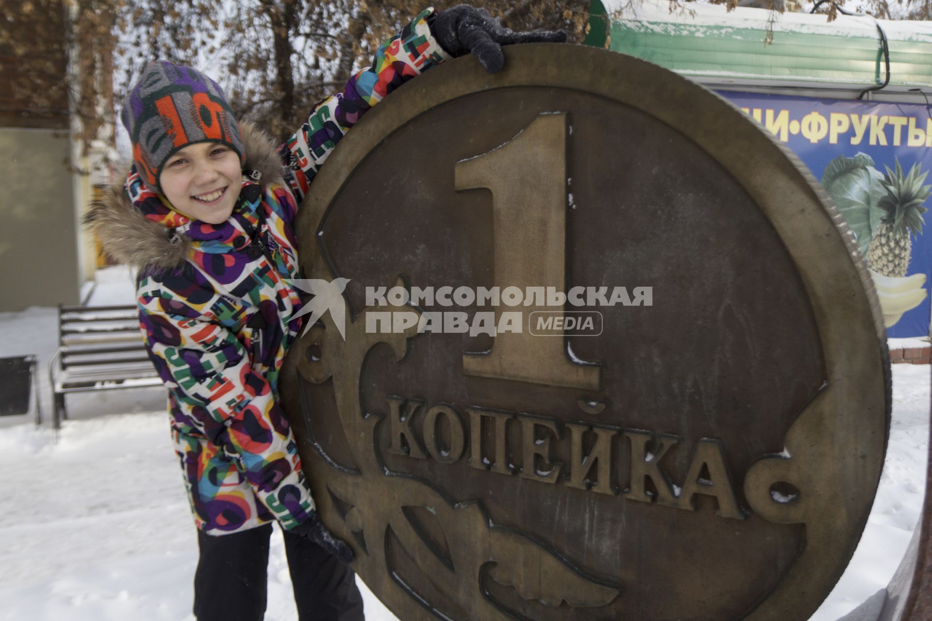 Иркутск. Мальчик у памятника копейке.