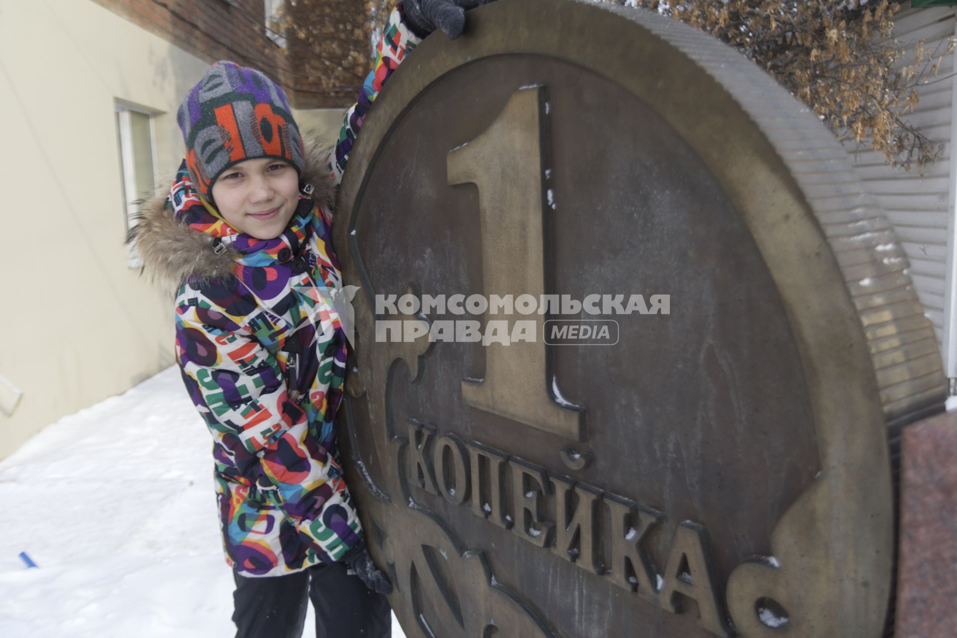 Иркутск. Мальчик у памятника копейке.