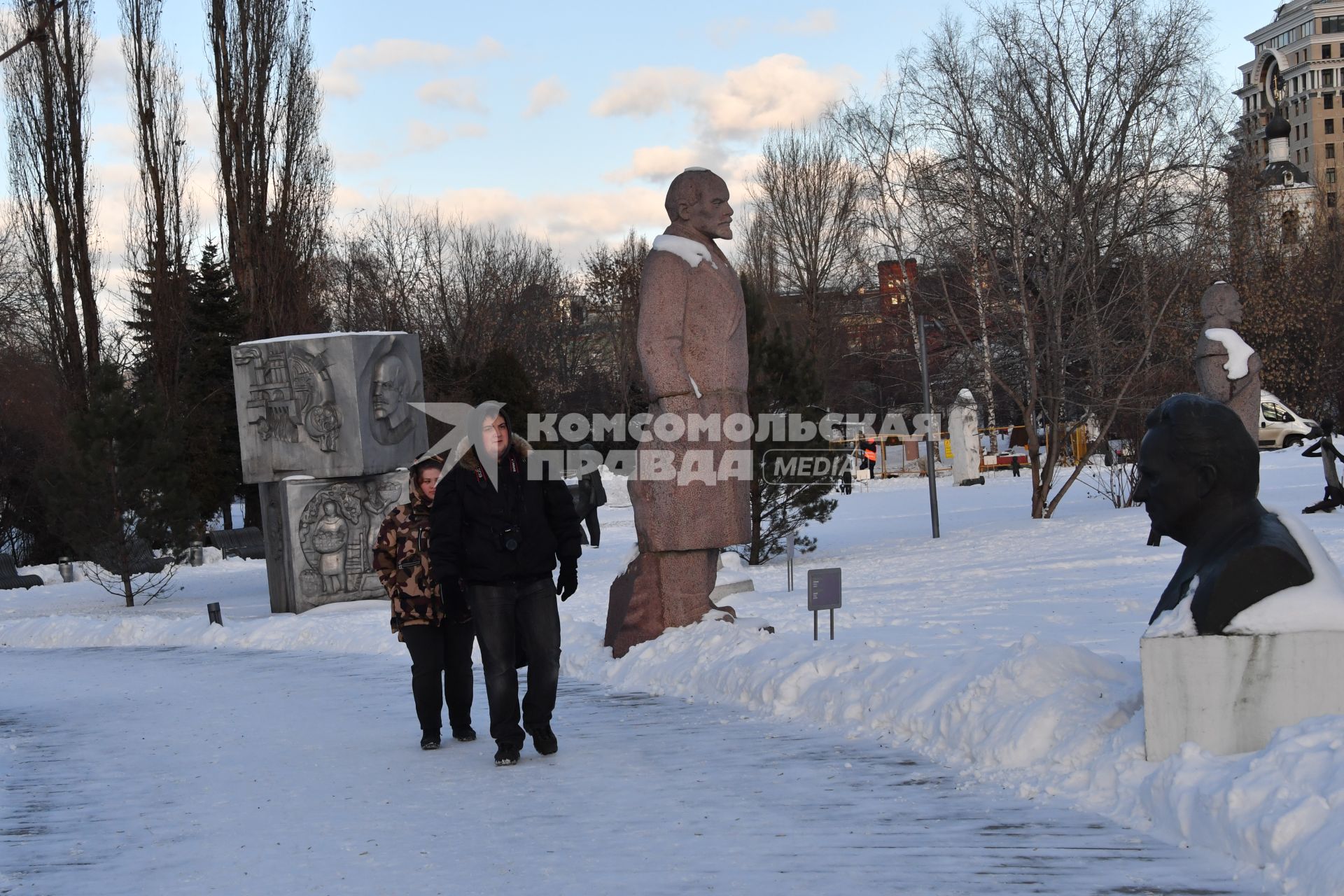 Москва. Скульптура Владимира Ленина в музее   под открытым небом `Музеон`.