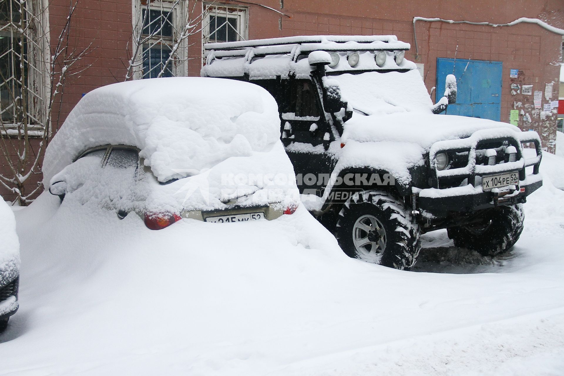 Нижний Новгород. Заснеженные автомобили на одной из улиц города.