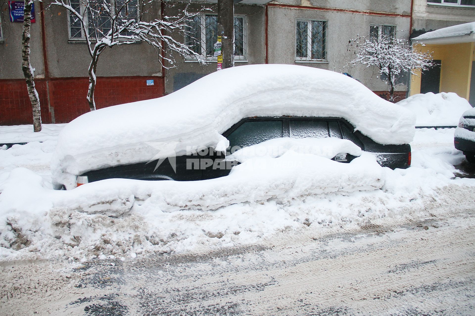 Нижний Новгород. Заснеженный автомобиль во дворе жилого дома.