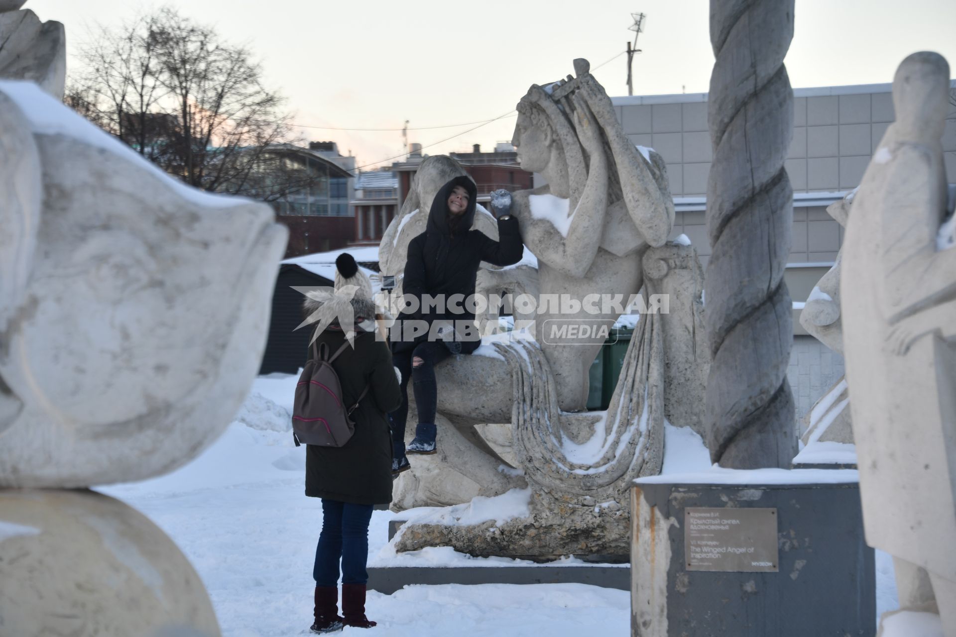 Москва.  Девушки фотографируются  в парке искусств  `Музеон`.