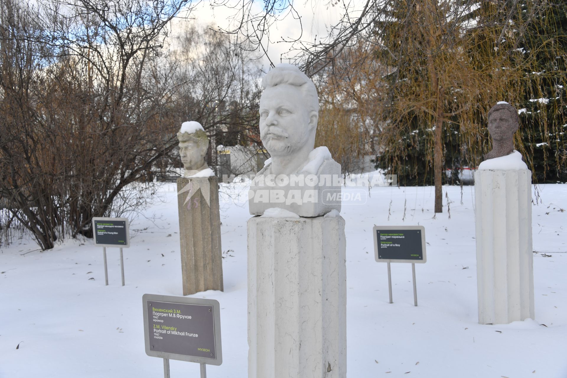 Москва. Бюст Михаила Фрунзе  в парке искусств`Музеон`.