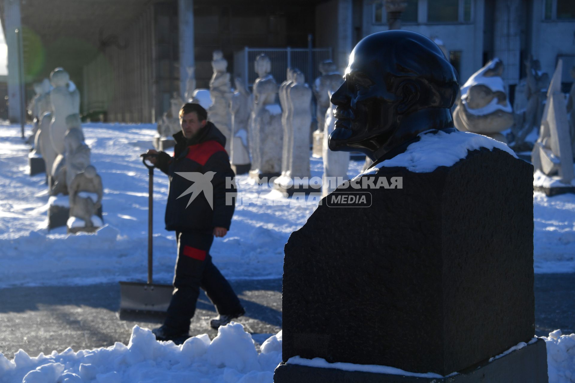 Москва.  Бюст Владимира Ленина   в парке искусств  `Музеон`.