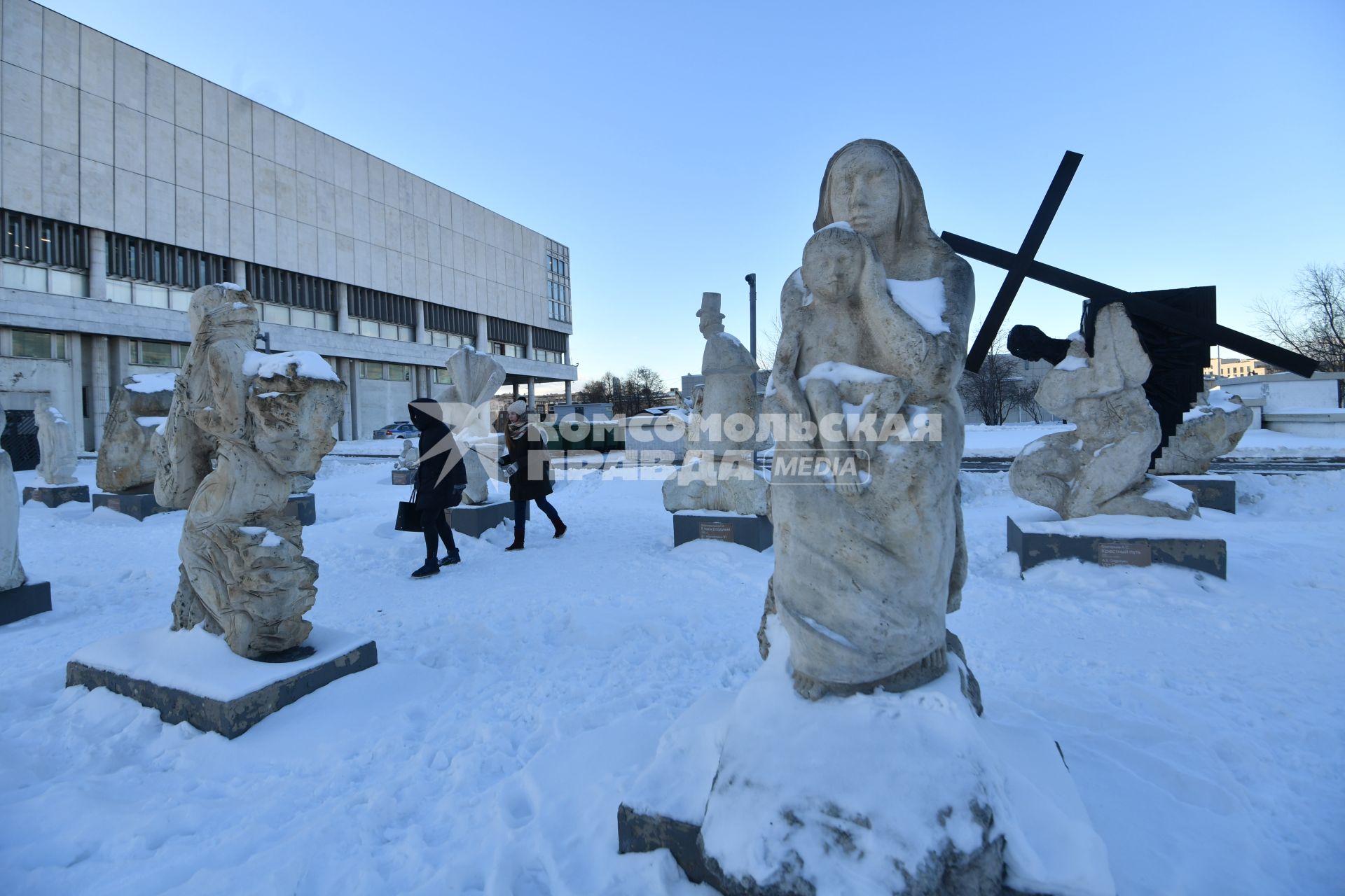 Москва.  Скульптуры  в парке искусств  `Музеон`.