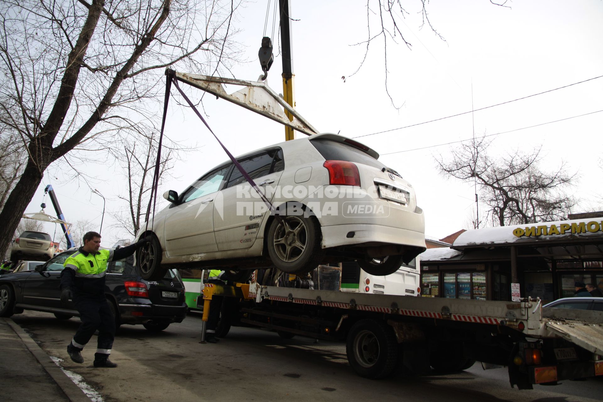 Иркутск. Эвакуация неправильно припаркованного автомобиля.