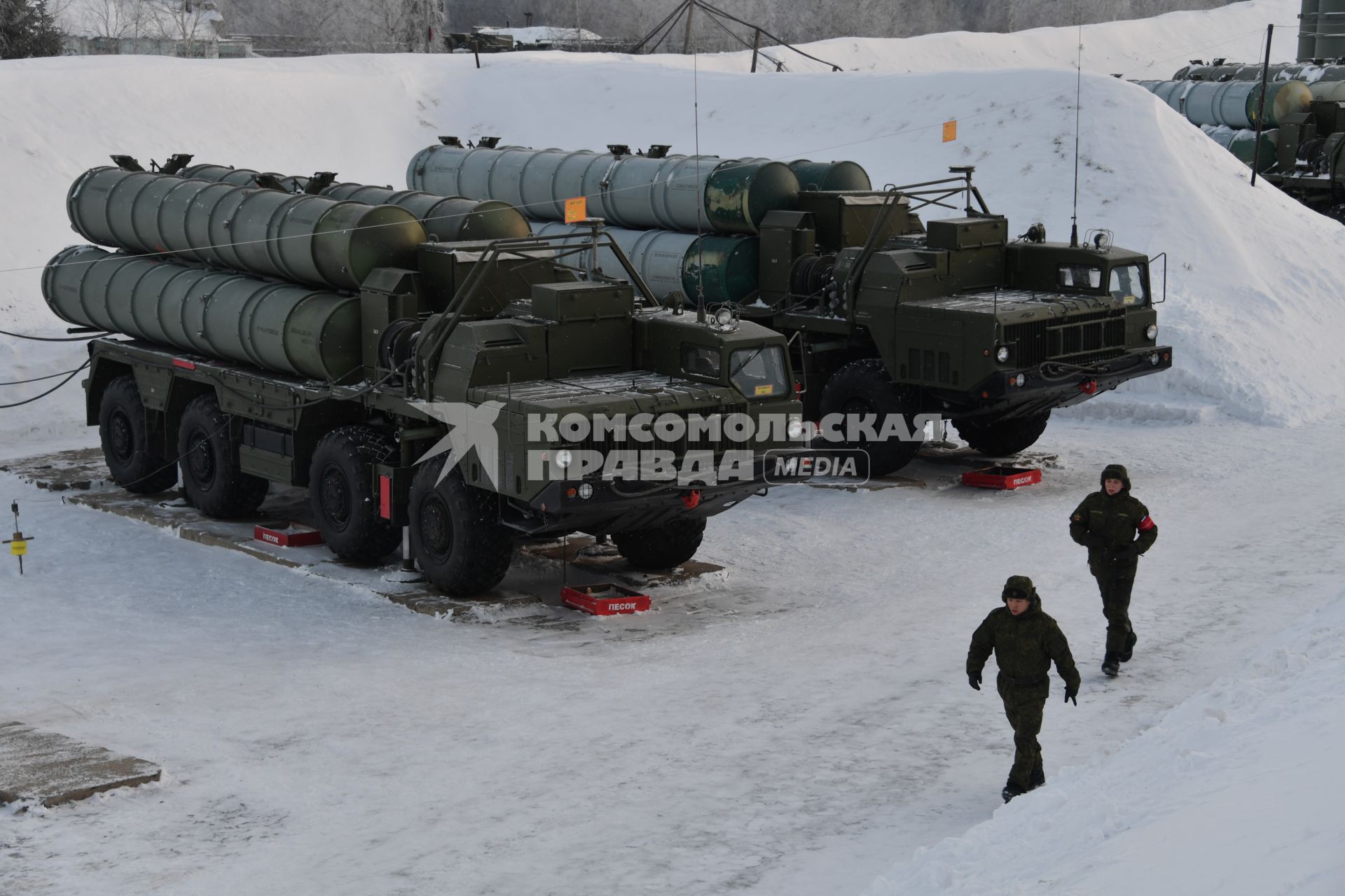 Подольск, Московская область.   В Подмосковье поставили на боевое дежурство  полк зенитно-ракетных систем С-400 `Триумф`.