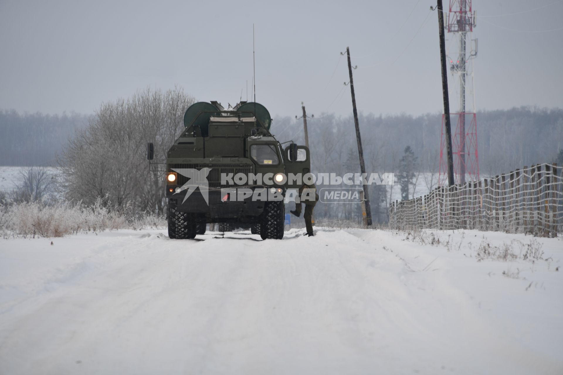 Подольск, Московская область.   В Подмосковье поставили на боевое дежурство  полк зенитно-ракетных систем С-400 `Триумф`.