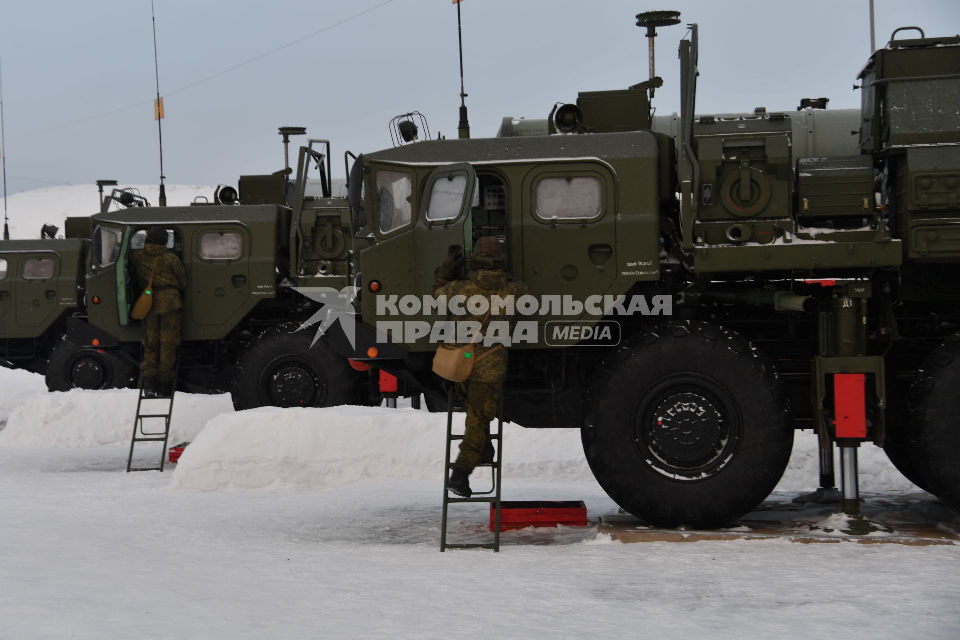 Подольск, Московская область.   В Подмосковье поставили на боевое дежурство  полк зенитно-ракетных систем С-400 `Триумф`.