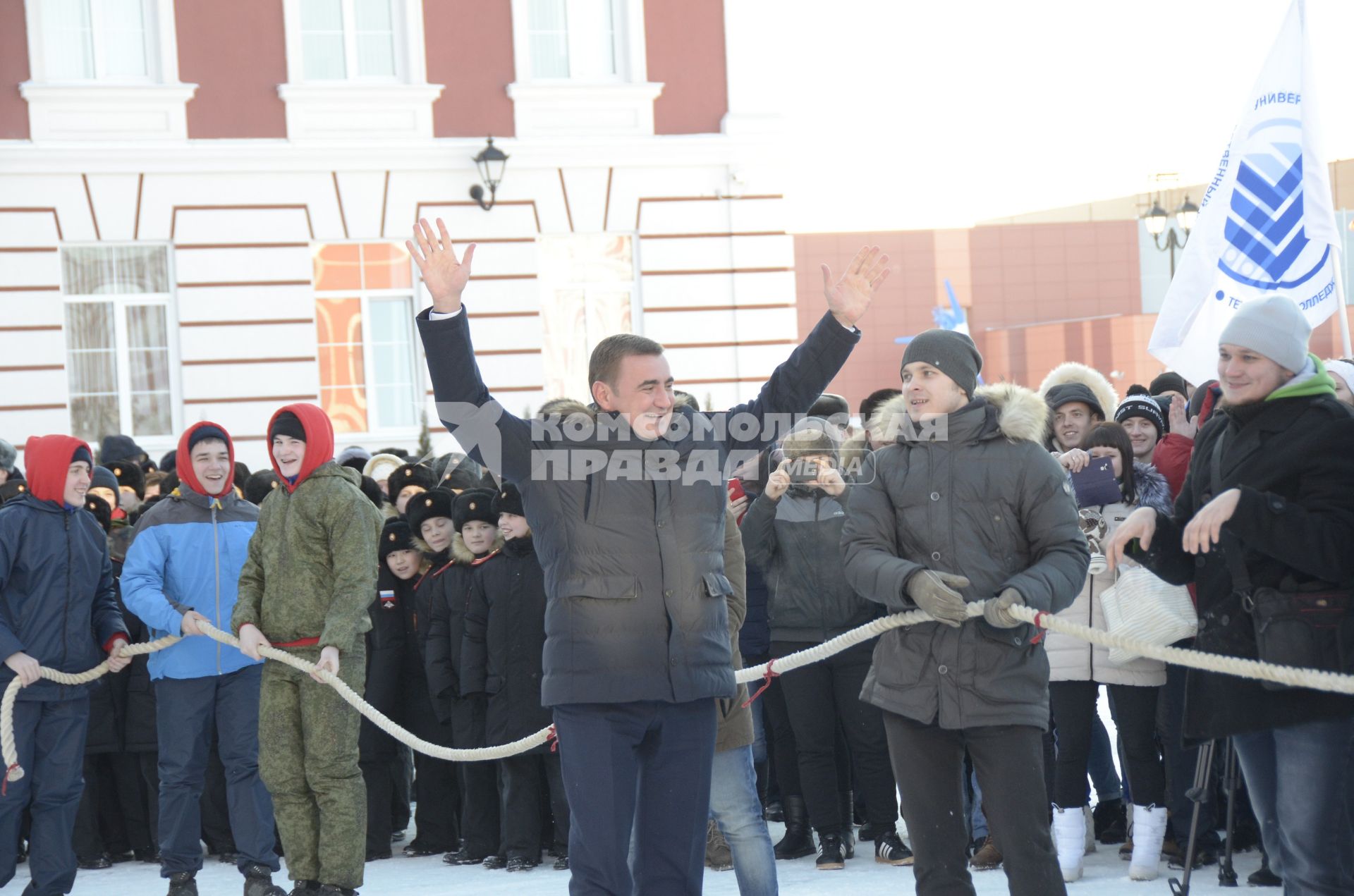 Тула. Губернатор Тульской области Алексей Дюмин (в центре) принял участие в праздновании Дня студента в Тульском суворовском училище.