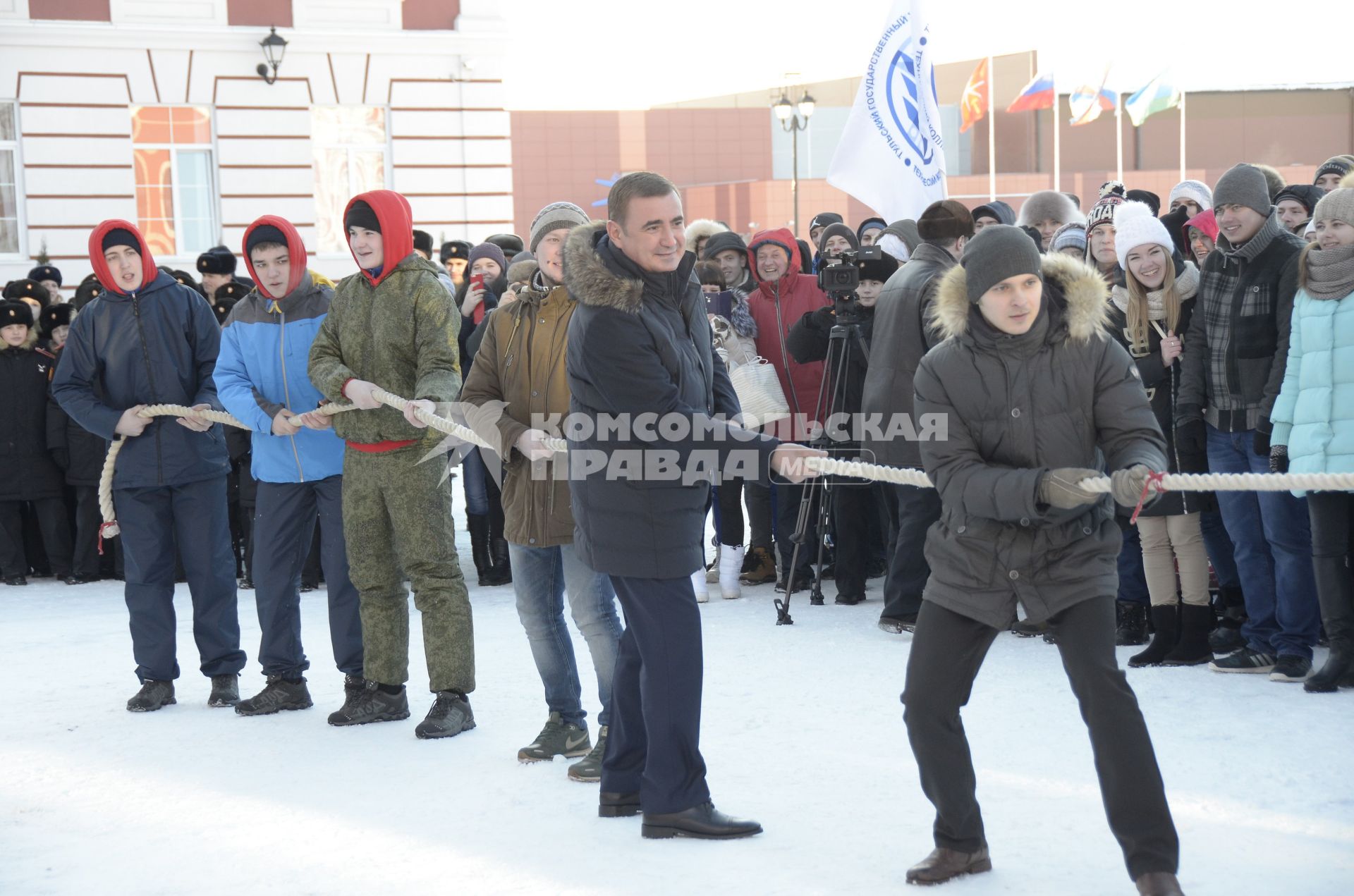 Тула. Губернатор Тульской области Алексей Дюмин (в центре) принял участие в праздновании Дня студента в Тульском суворовском училище.