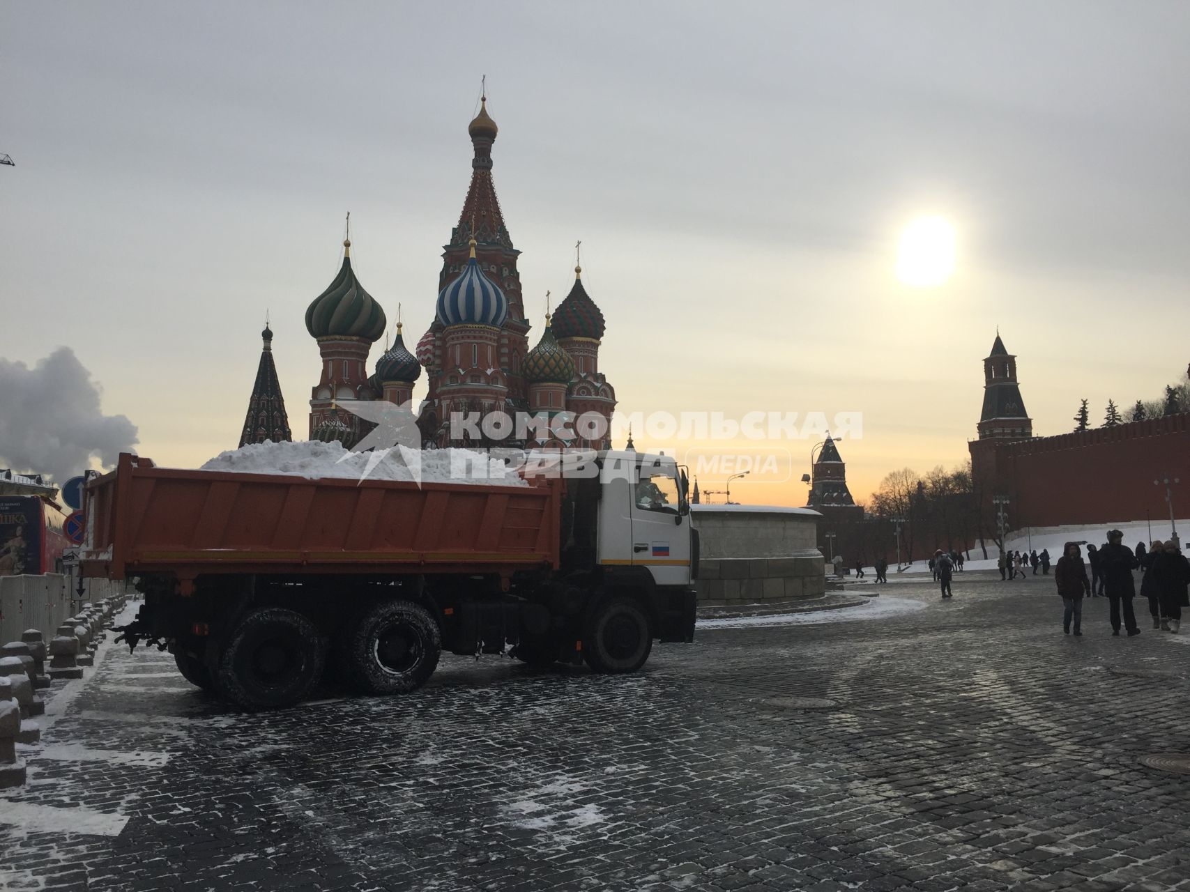 Москва. Уборка снега на Красной площади.