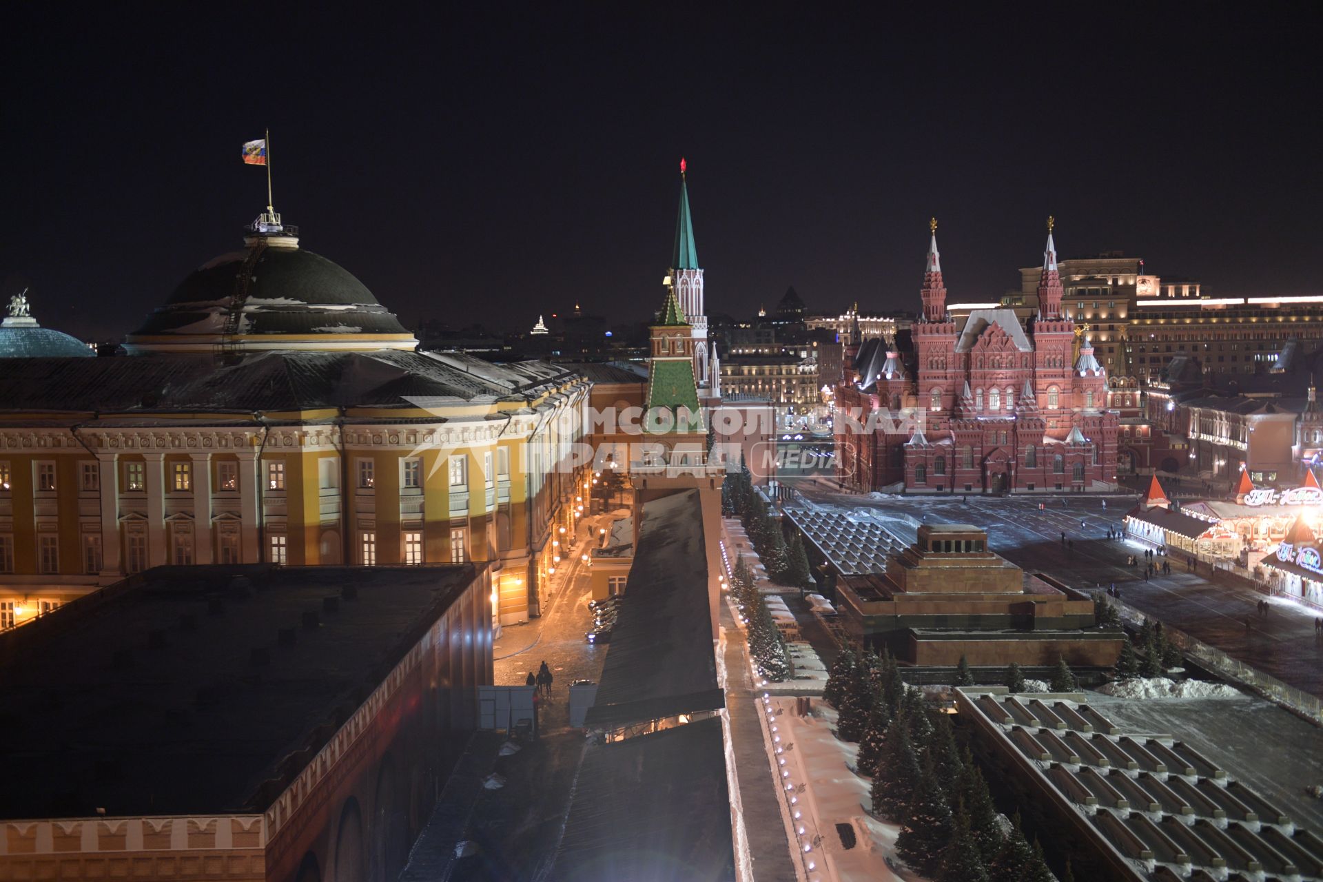 Москва. Вид на Красную площадь со Спасской башни.