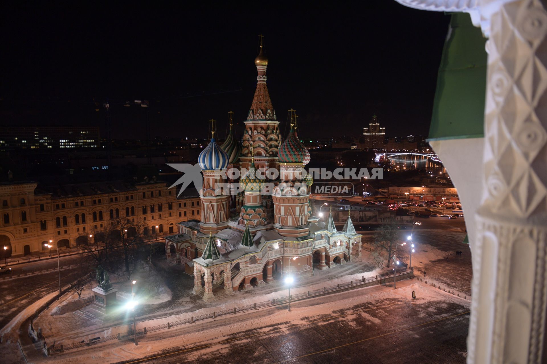 Москва. Вид на Храм Василия Блаженного со Спасской башни.