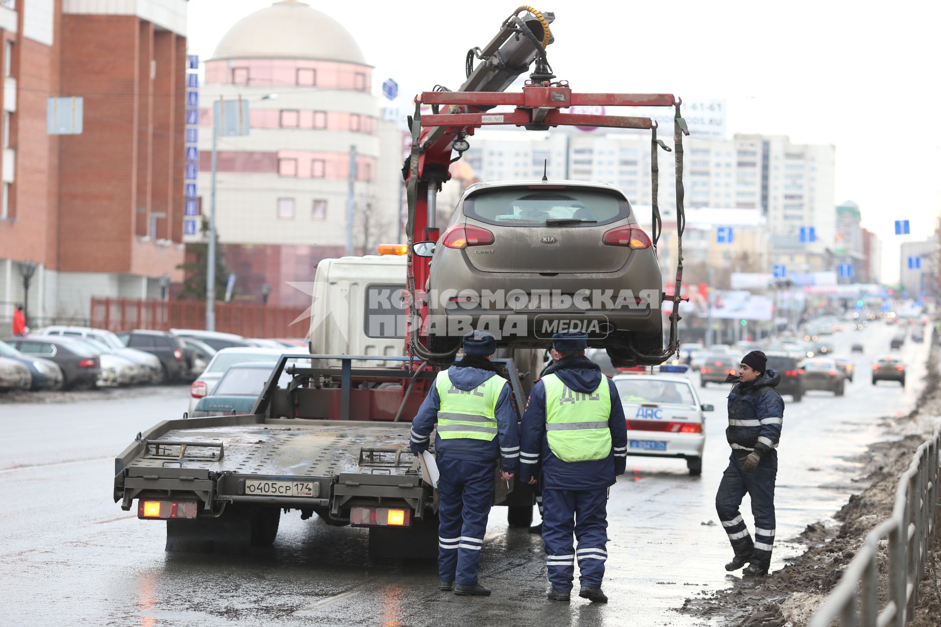 Челябинск. Эвакуация неправильно припаркованного автомобиля.