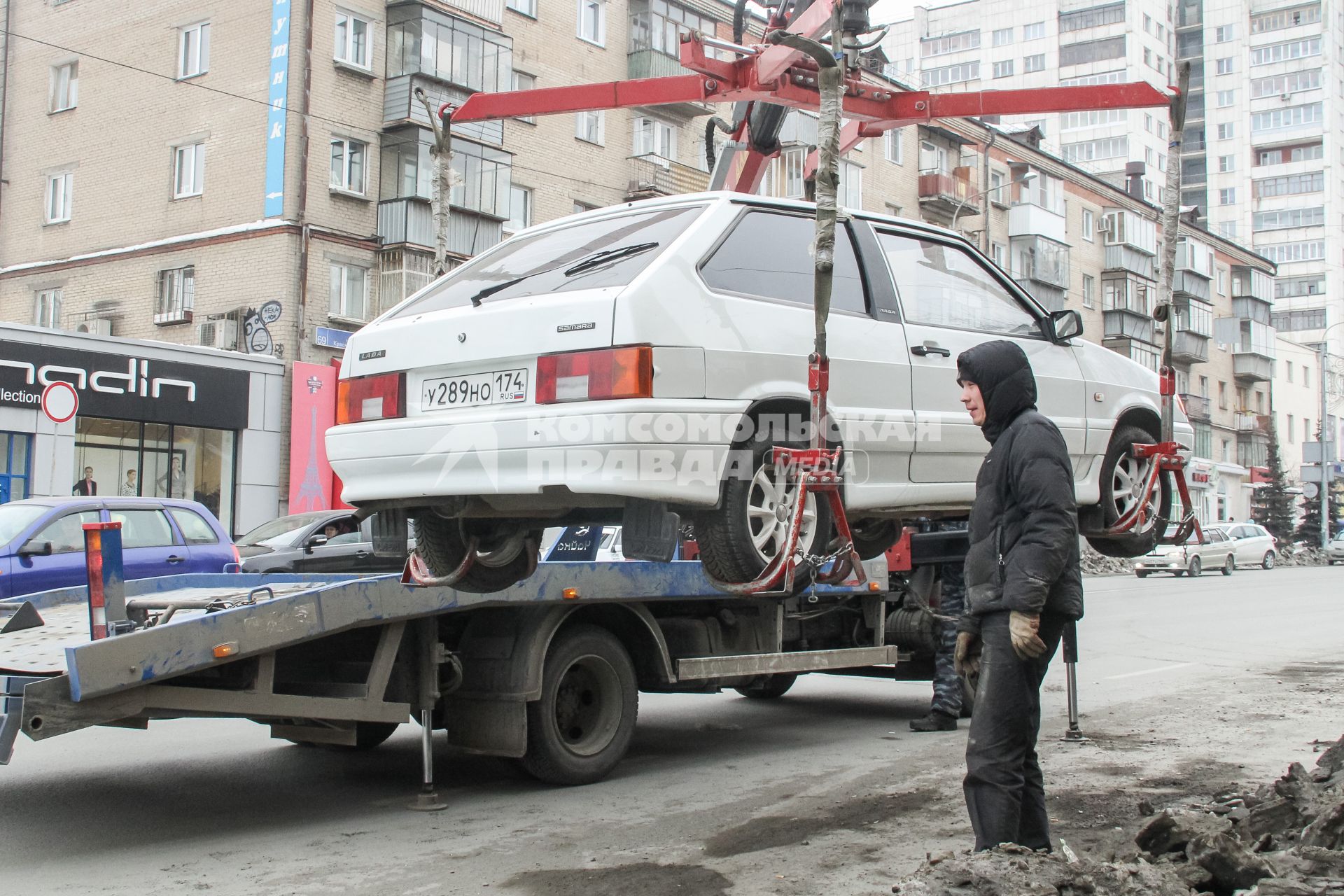 Челябинск. Эвакуация неправильно припаркованного автомобиля.