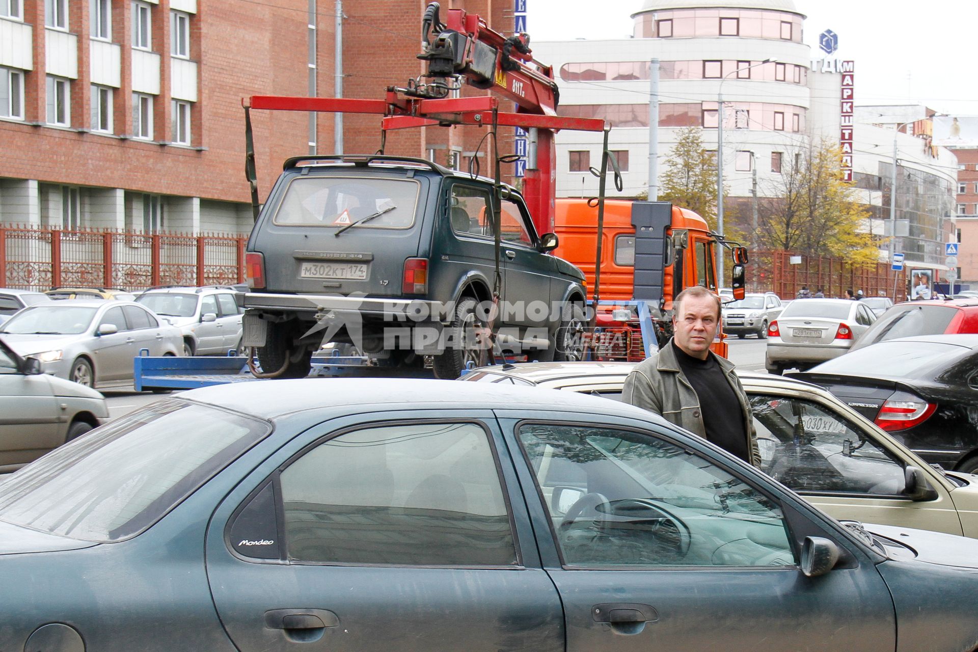 Челябинск. Эвакуация неправильно припаркованного автомобиля.