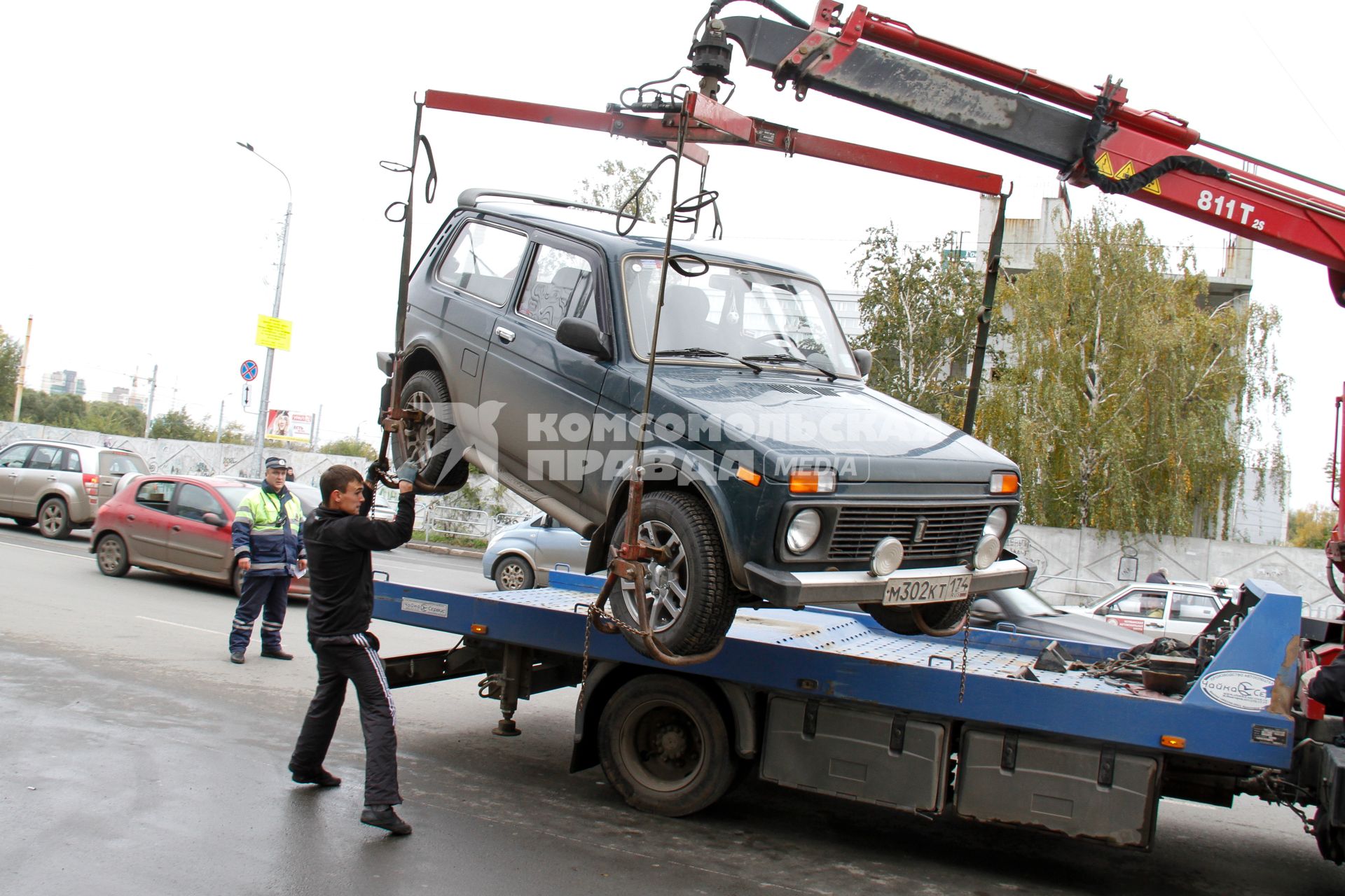 Челябинск. Эвакуация неправильно припаркованного автомобиля.