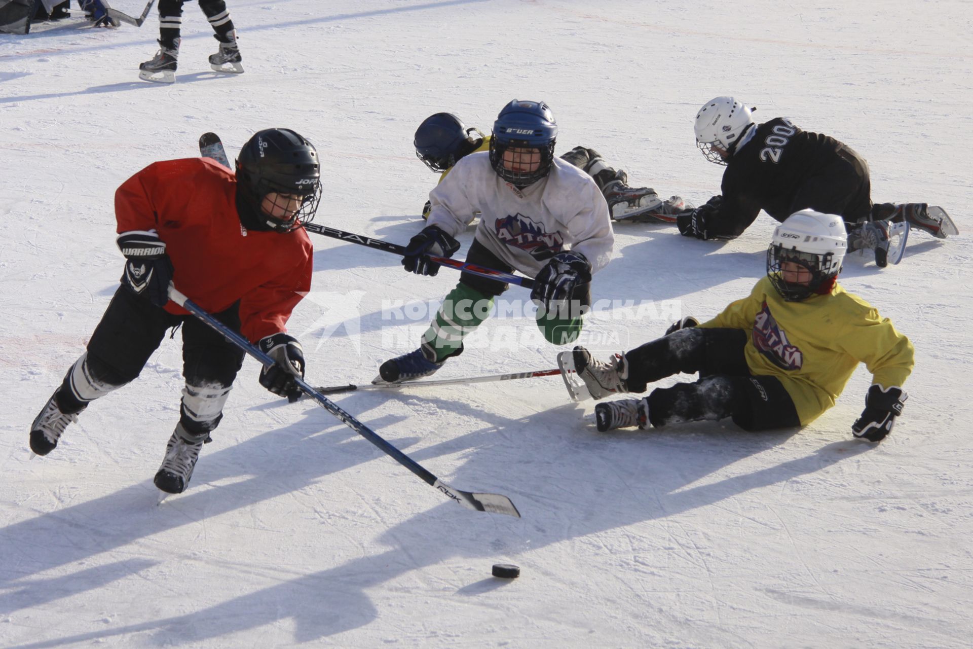 Барнаул.  Мальчики играют в хоккей.