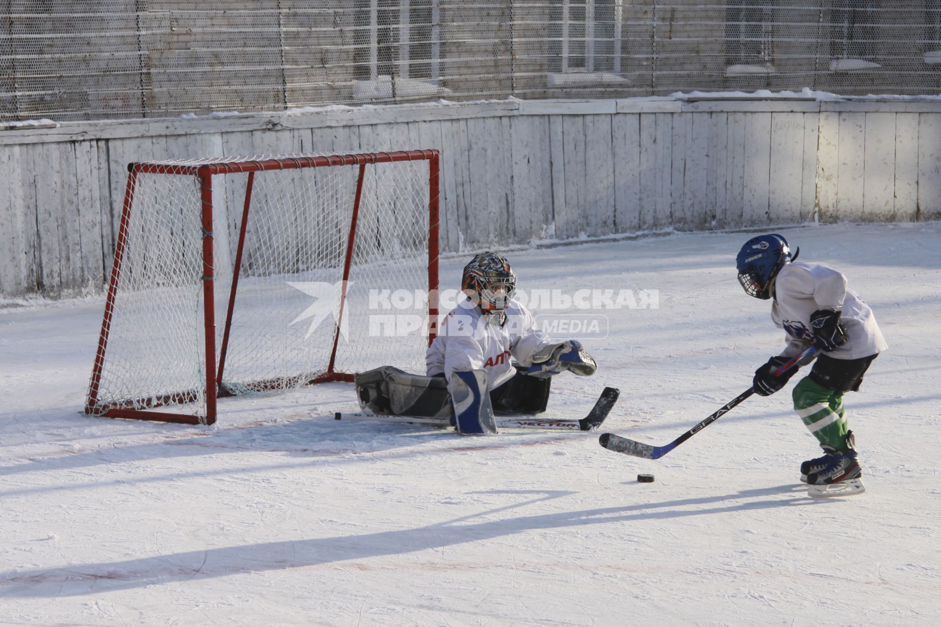 Барнаул.  Мальчики играют в хоккей.