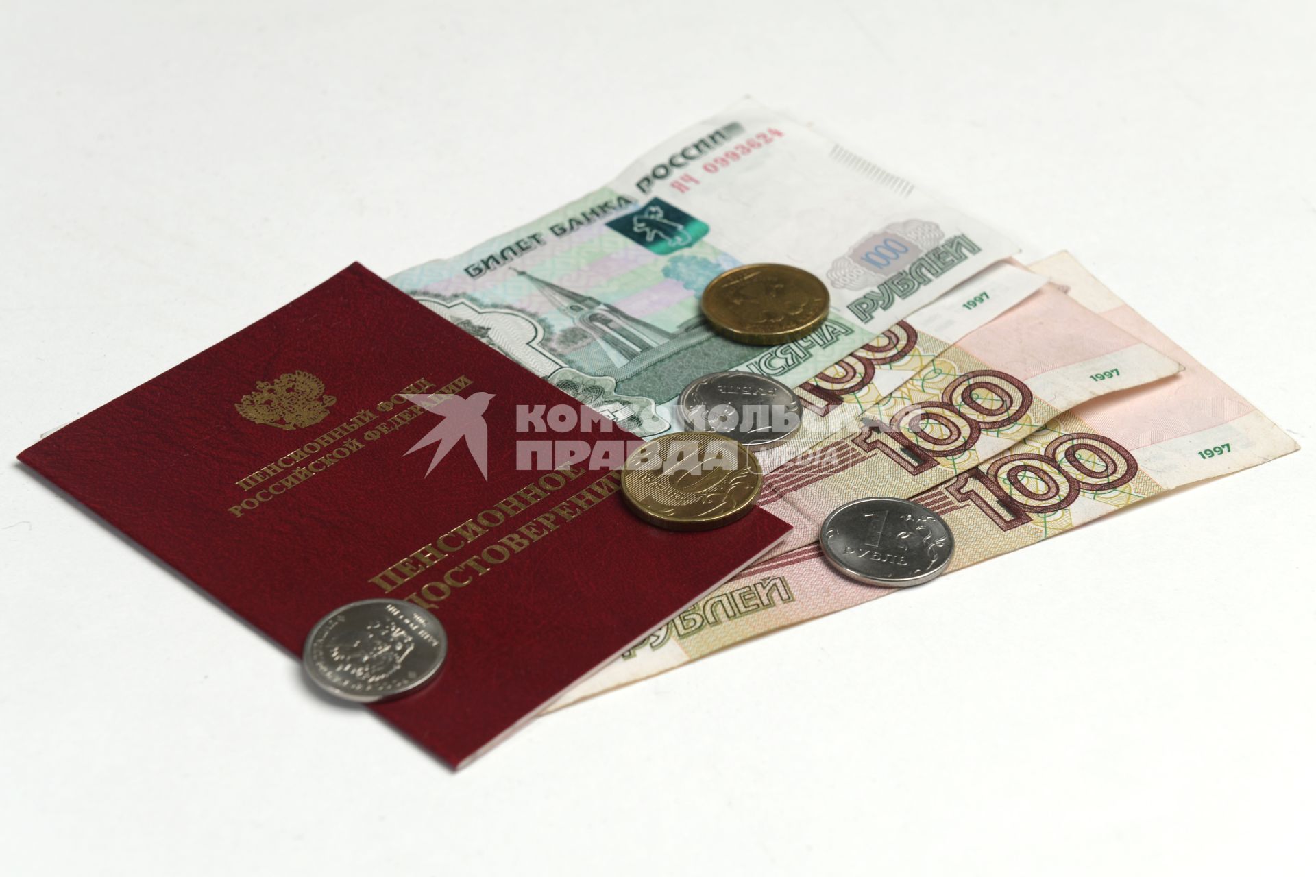 Москва.  Пенсионное удостоверение и деньги.