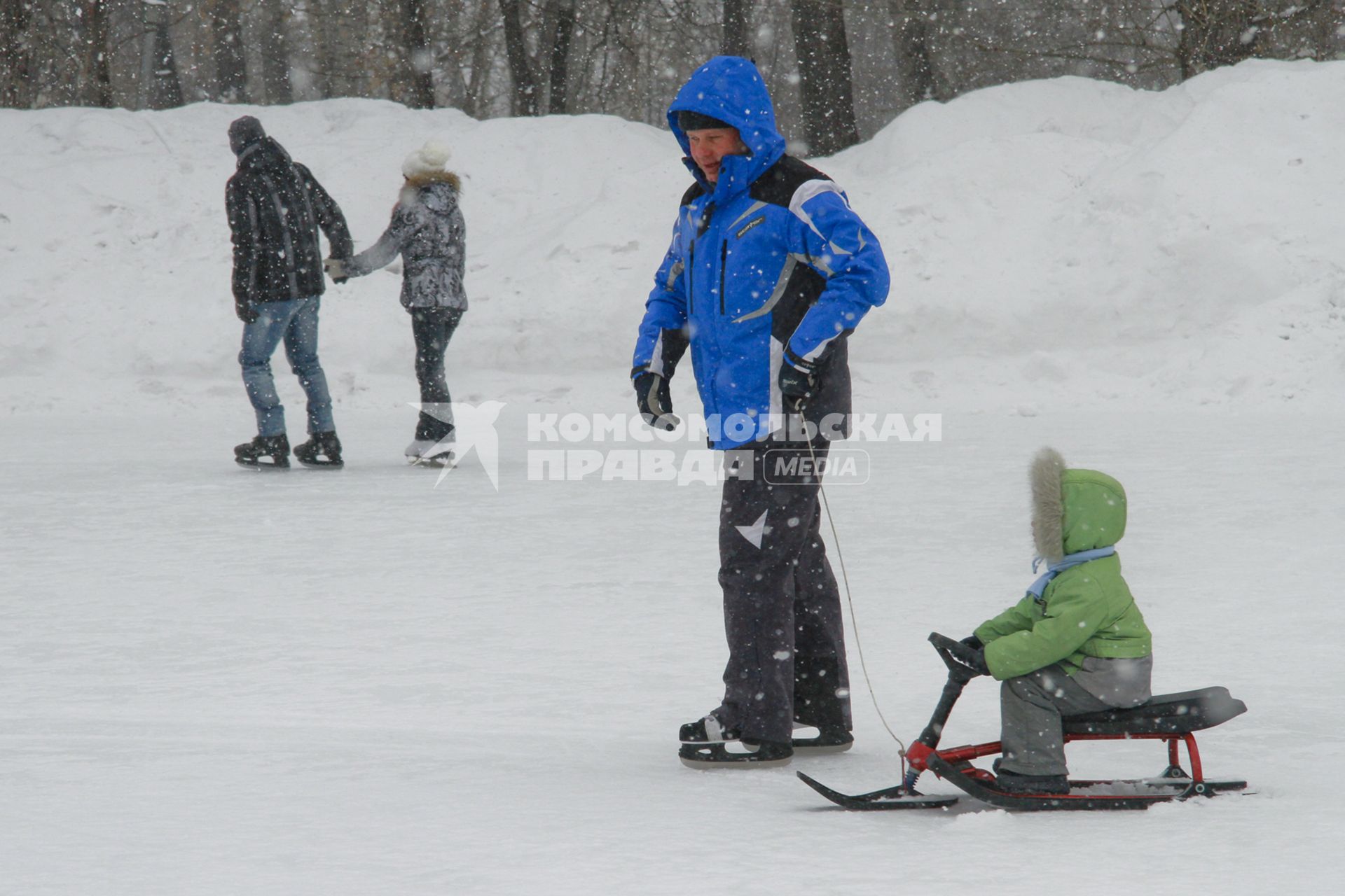 Барнаул.   Посетители катаются на катке.