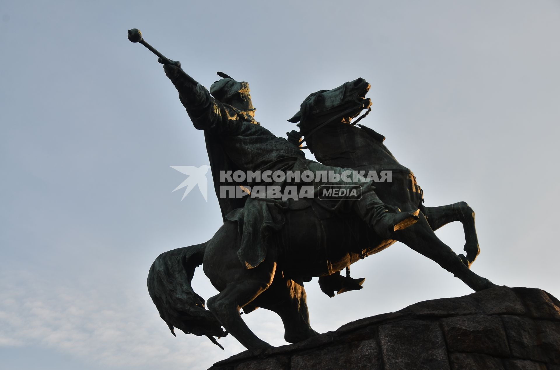 Киев. Памятник Богдану Хмельницкому на Софийской площади.