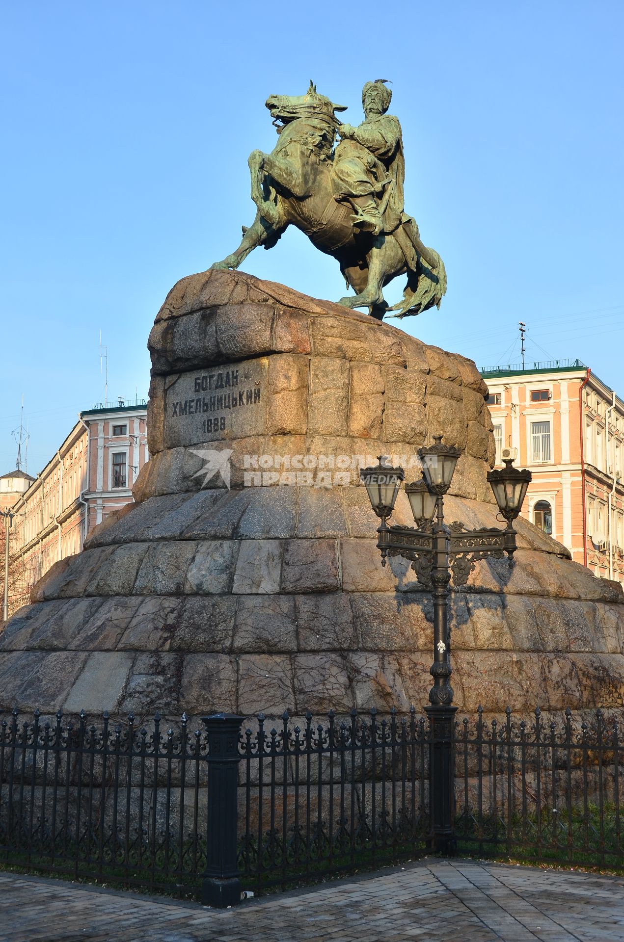 Киев. Памятник Богдану Хмельницкому на Софийской площади.