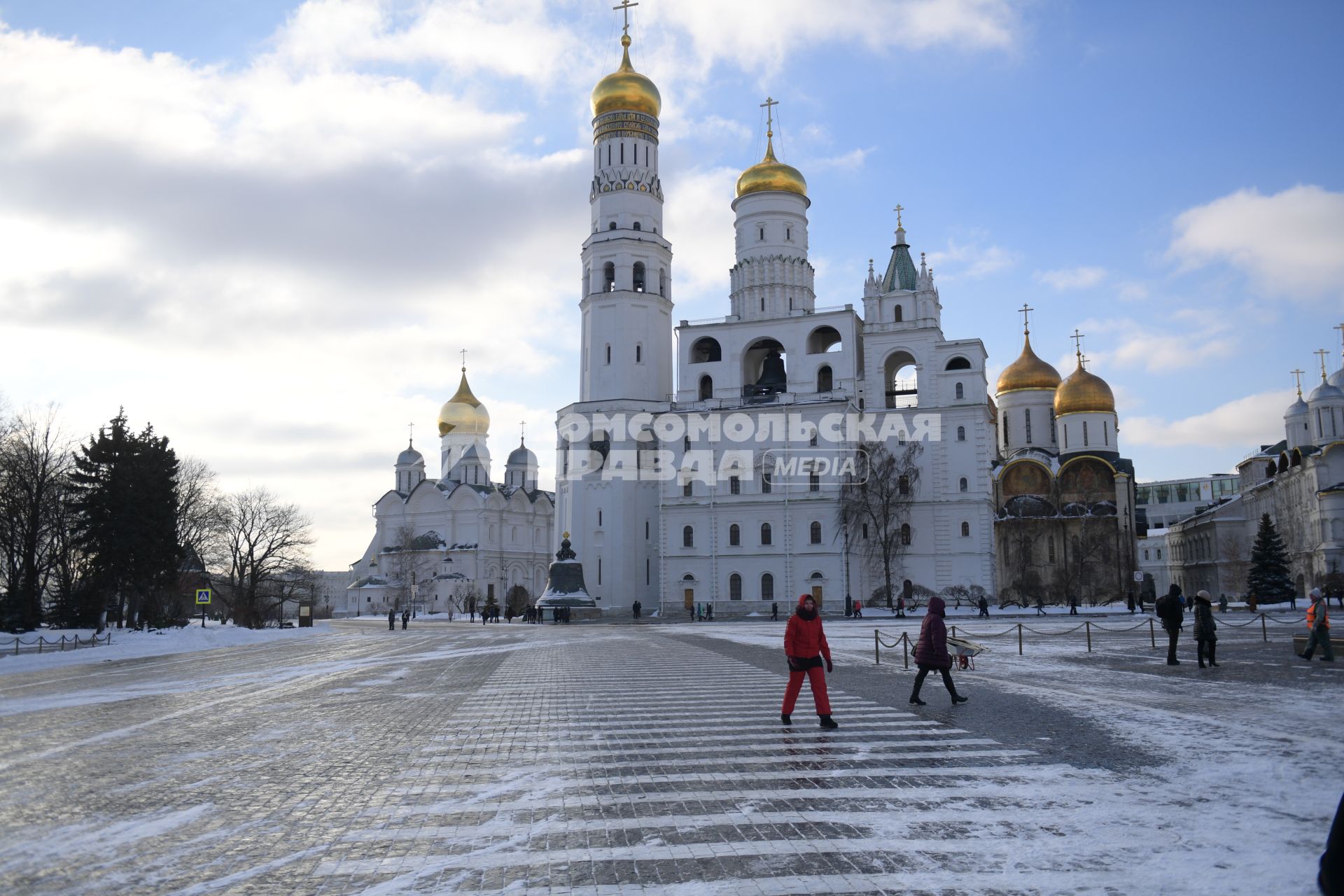 Москва. Туристы на Ивановской площади Кремля.