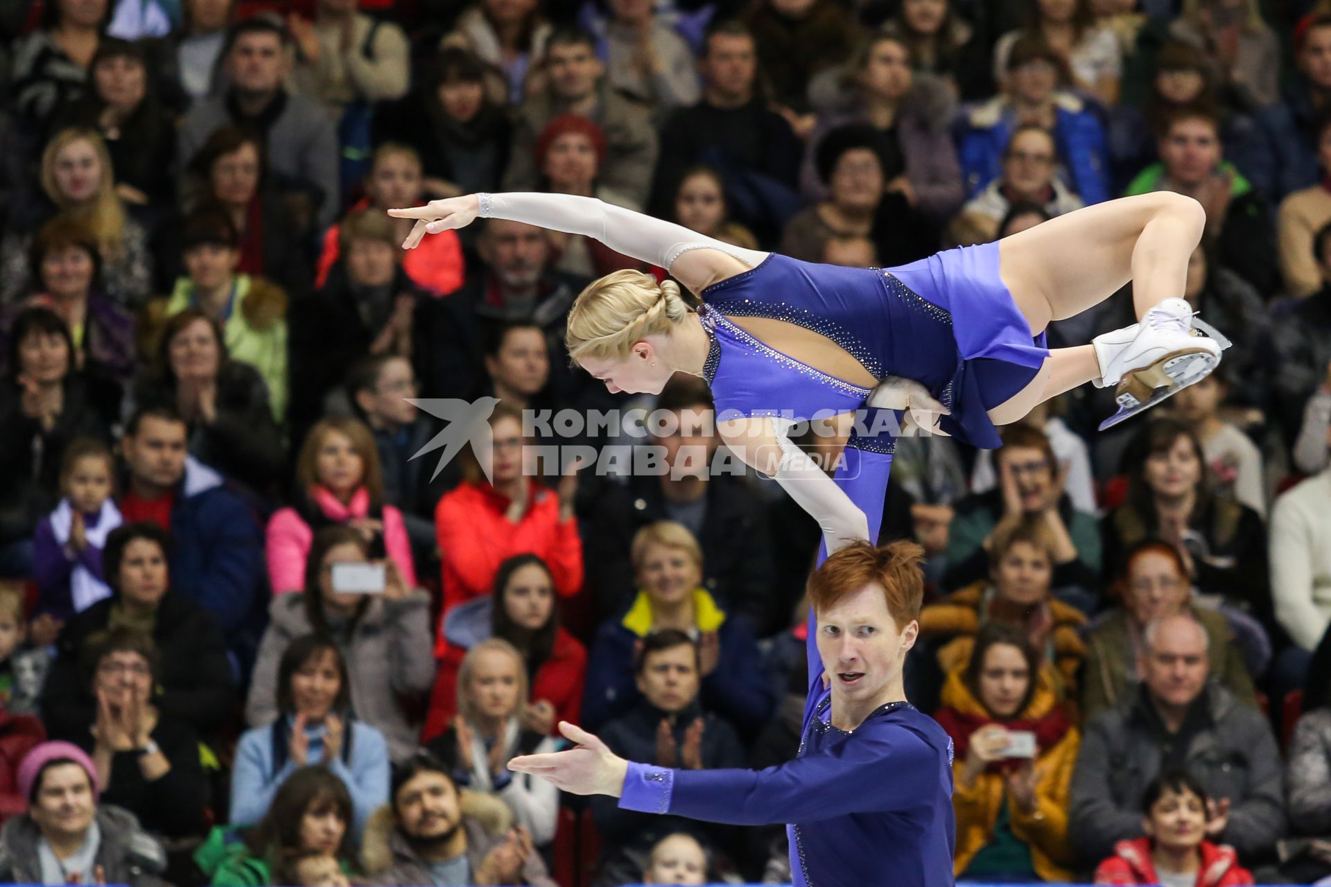 Челябинск. Фигуристы Евгения Тарасова и Владимир Морозов  на Чемпионате России по фигурному катанию.