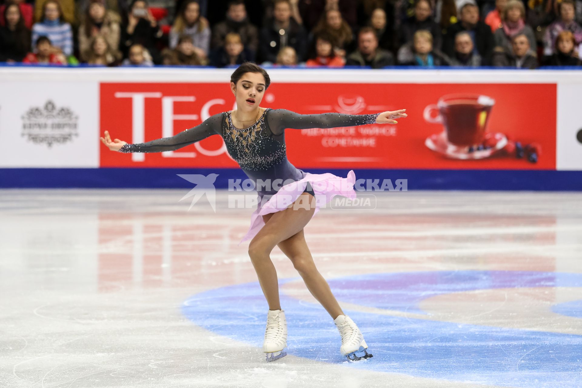 Челябинск.  Фигуристка Евгения Медведева  во время выступления  на Чемпионате России по фигурному катанию.